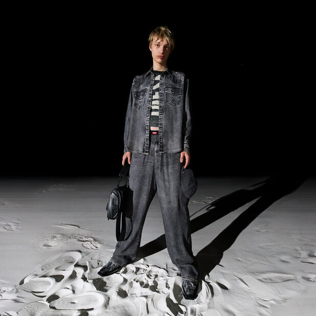 <div class="module-11__title"><div class="pd-heading__container">








    <h3 class="pd-heading pd-h3-style pd-text-align-left pd-heading-small"  style='font-size:23px;' >
         メンズ SS23コレクション
    </h3>
</div><div class="pd-icon">

    


    
    
        
            <style>
            #icon-arrow-cta-81e352c9b4ed67e4c48632018d{
                fill:;
            }
            </style>
        
        <svg id="icon-arrow-cta-81e352c9b4ed67e4c48632018d" class="icon-arrow-cta">
            <use xlink:href="/on/demandware.static/Sites-DieselJP-Site/-/default/dw33137354/imgs/sprite.svg#arrow-cta"/>
        </svg>
    



</div></div>