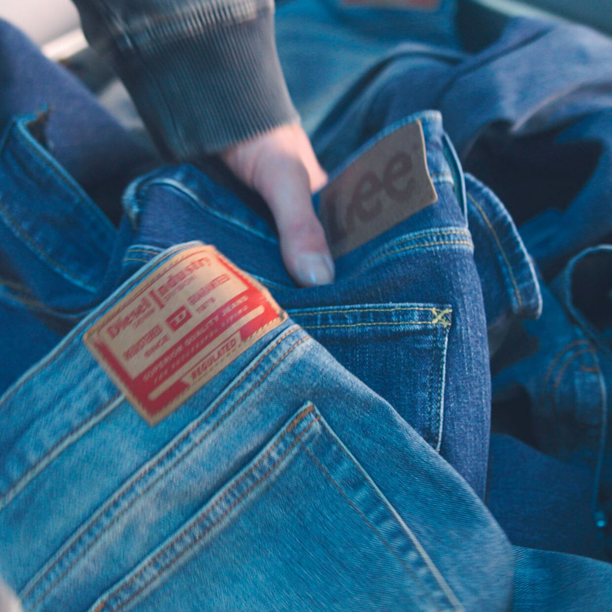 <div class="module-8__title"><div class="pd-heading__container">
    
    

    
    

    
    
    <h3 class="pd-heading pd-h3-style pd-text-align-left pd-heading-small"  style='' >
          DIESEL❤VES LEE
    </h3>
    
</div><div class="pd-icon">

    


    
    
        
            <style>
            #icon-arrow-cta-83d20b68fa6f931383fa45d669{
                fill:;
            }
            </style>
        
        <svg id="icon-arrow-cta-83d20b68fa6f931383fa45d669"
             class="icon-arrow-cta null null"
             
            
        >
            <use xlink:href="/on/demandware.static/Sites-DieselJP-Site/-/default/dw2a5e7d1c/imgs/sprite.svg#arrow-cta"/>
        </svg>
    



</div></div>