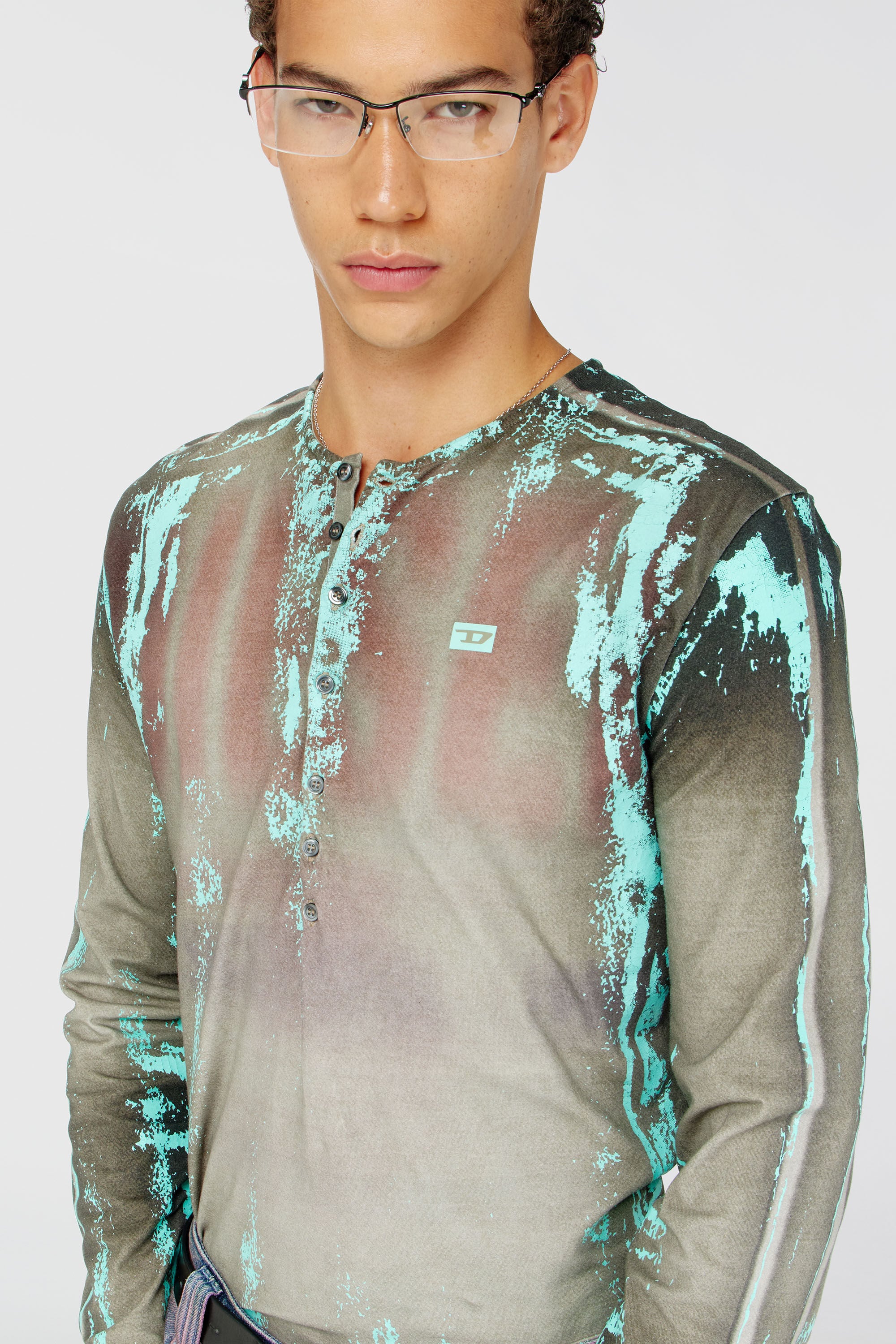Diesel - T-FYNO-ML, Male's Grandad T-shirt in cracked leather-effect jersey in グレー/ブルー - 4