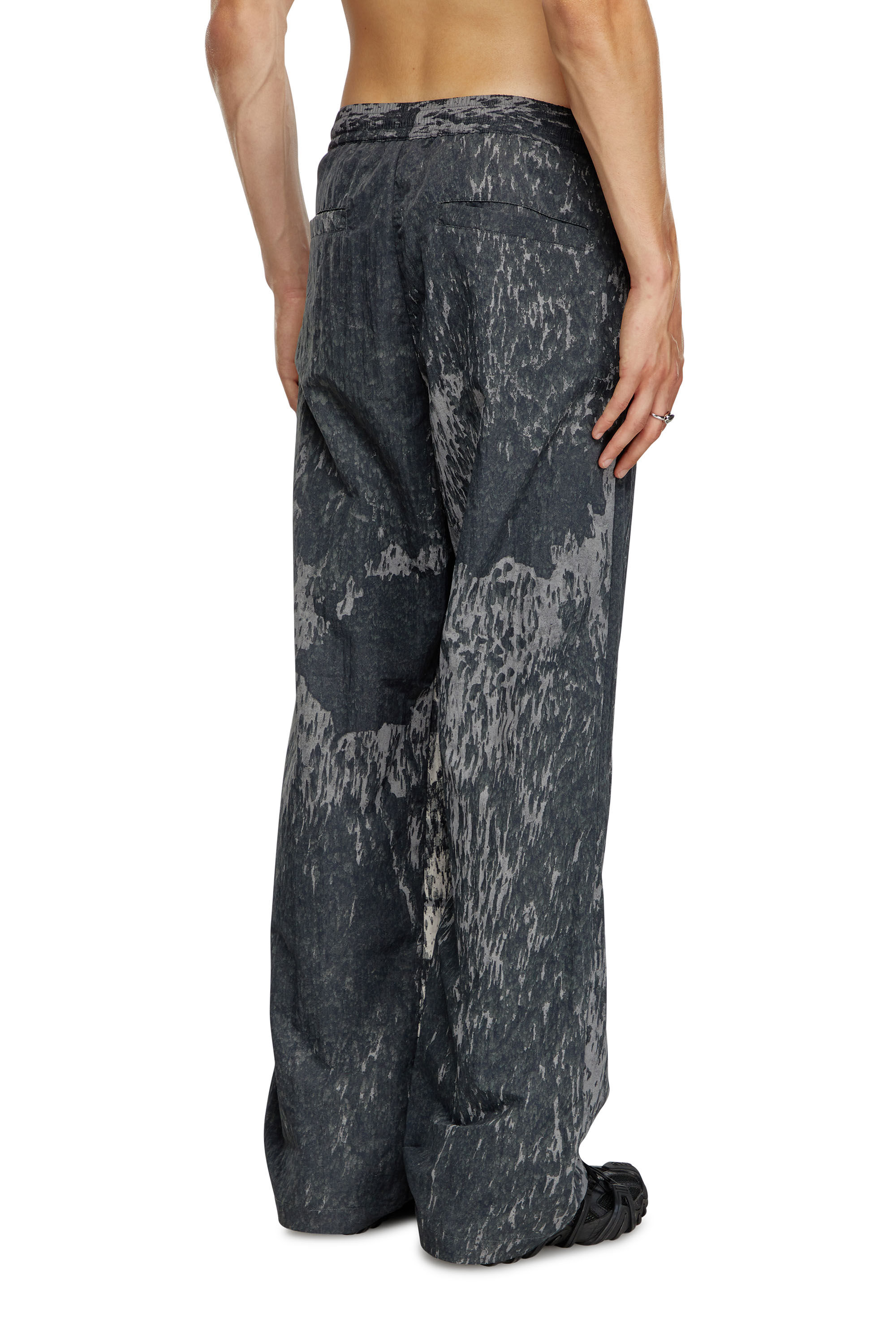 P-BRICK Printed trousers in wrinkled nylon｜ブラック｜メンズ