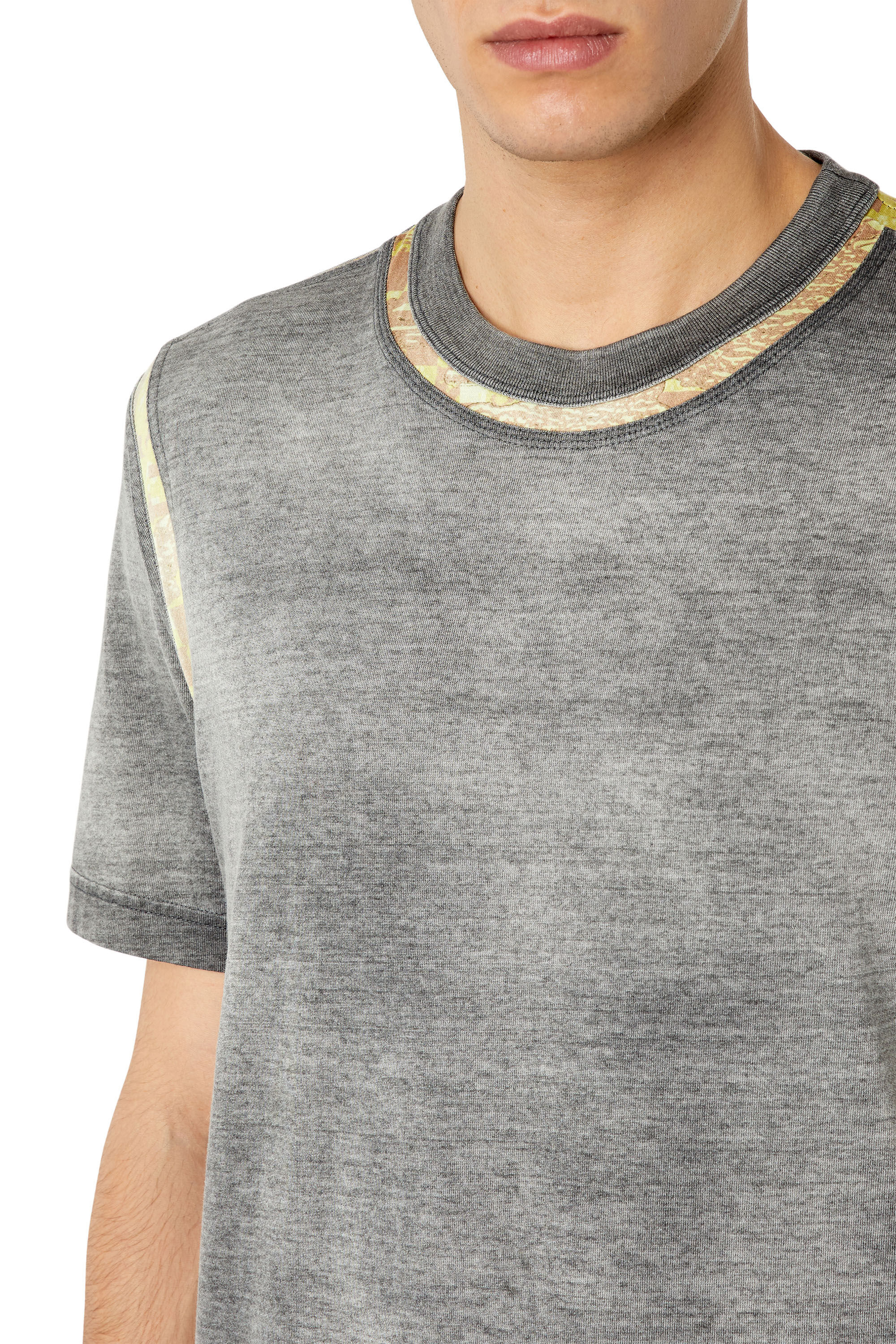 Diesel - T-JUSTINDI, Male's Tシャツ カモフラージュ in グレー - 4