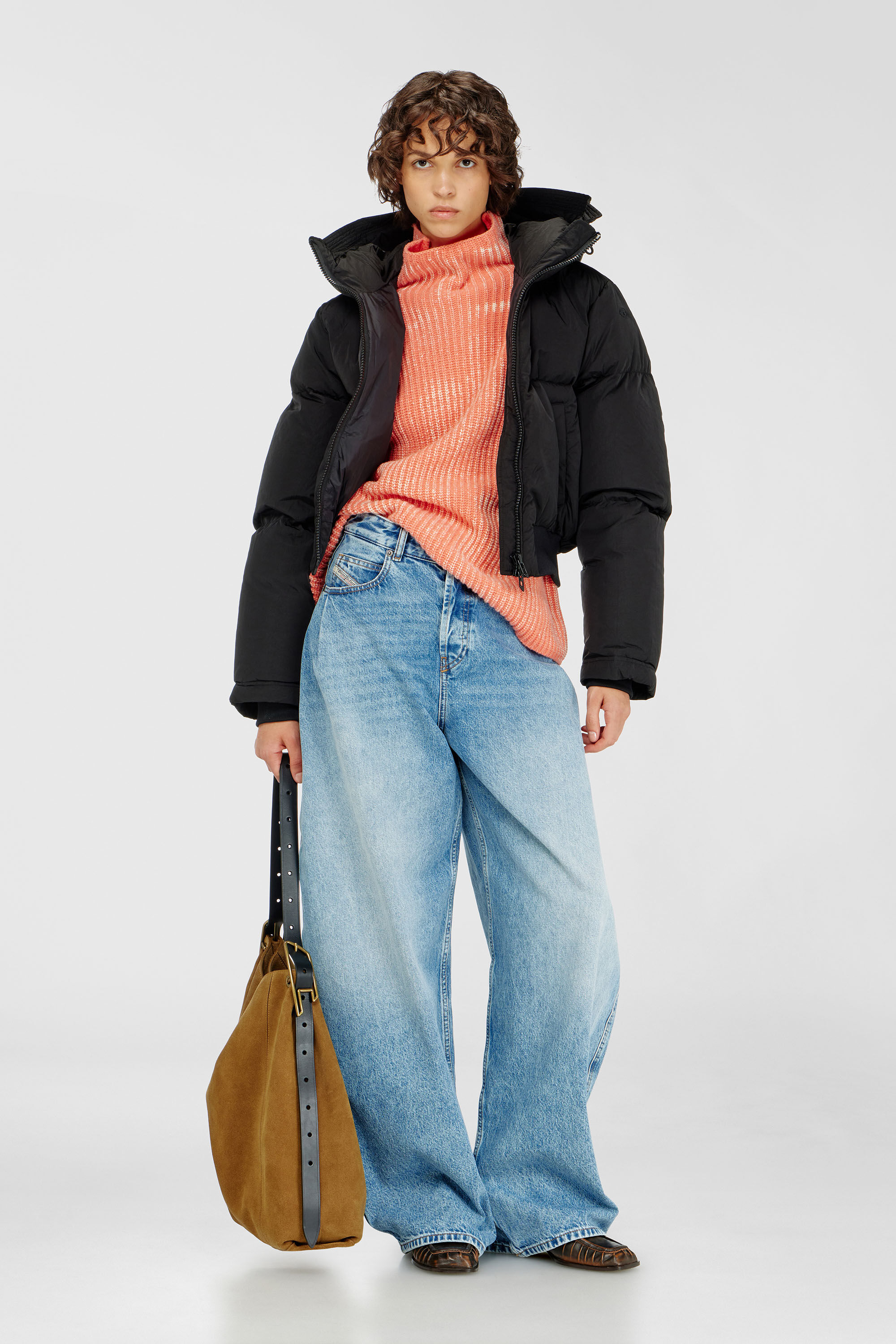 DIESEL w-peyt-short ダウンジャケット W-PEYT-SHORT-NEW-P1 Hooded down jacket in crinkled nylon｜ブラック