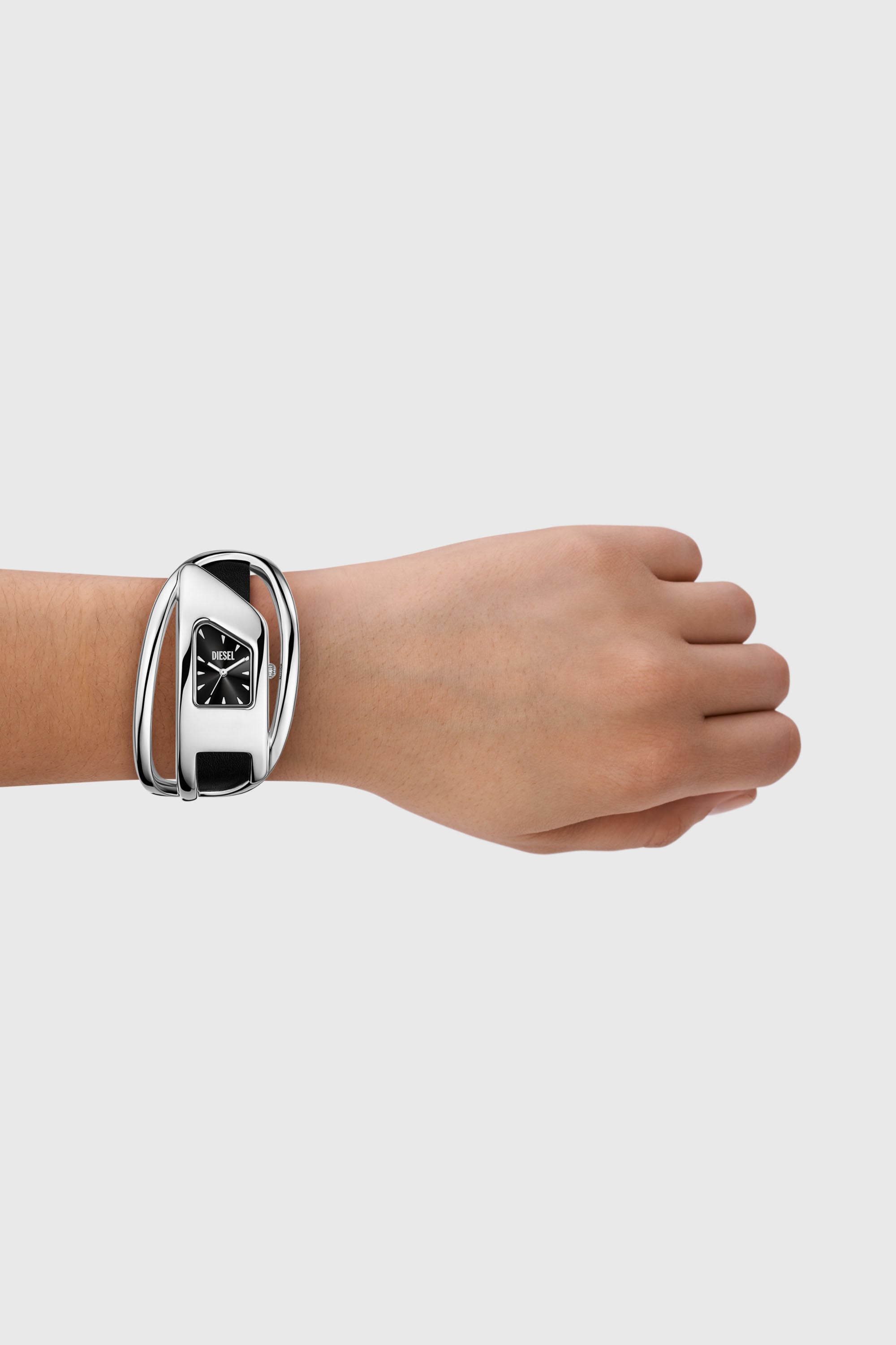 DZ5627 WATCH Wrap-D black leather watch｜シルバー｜ウィメンズ｜DIESEL
