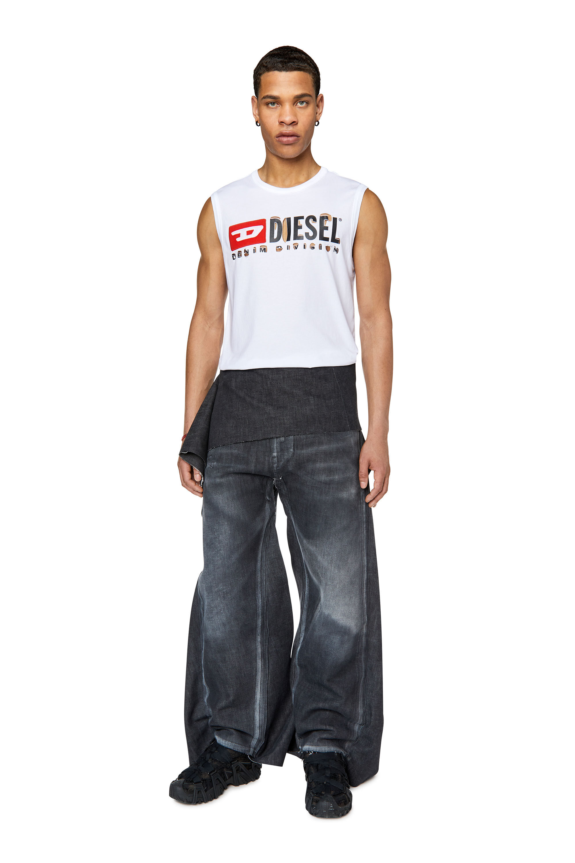 Diesel - T-BISCO-DIVSTROYED, Male's ノースリーブ Tシャツ ビンテージロゴ デストロイド加工 in ホワイト - 1