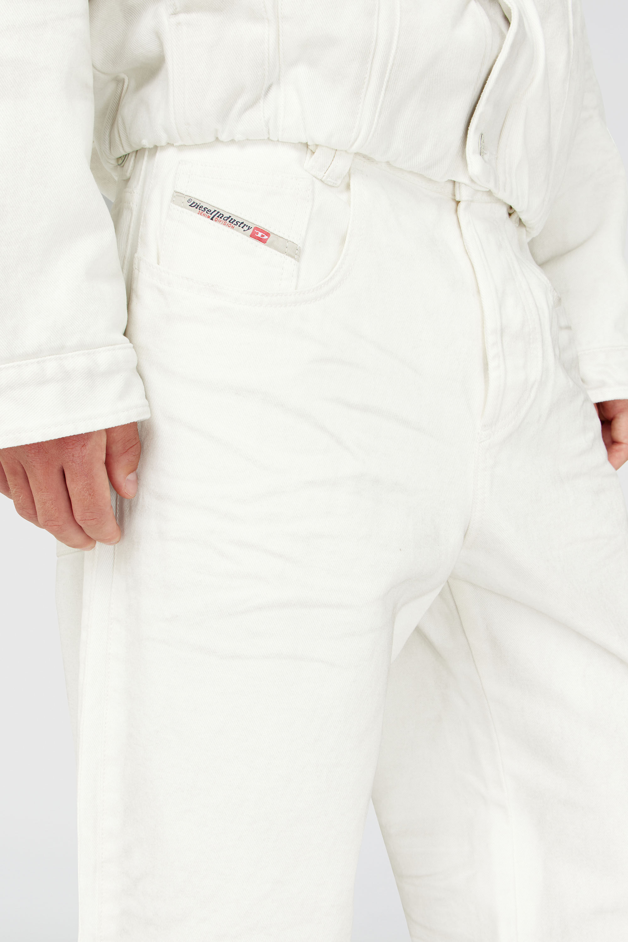 Diesel - Unisex's Relaxed Jeans 1982 D-Hakou 007GG, ホワイト - 9