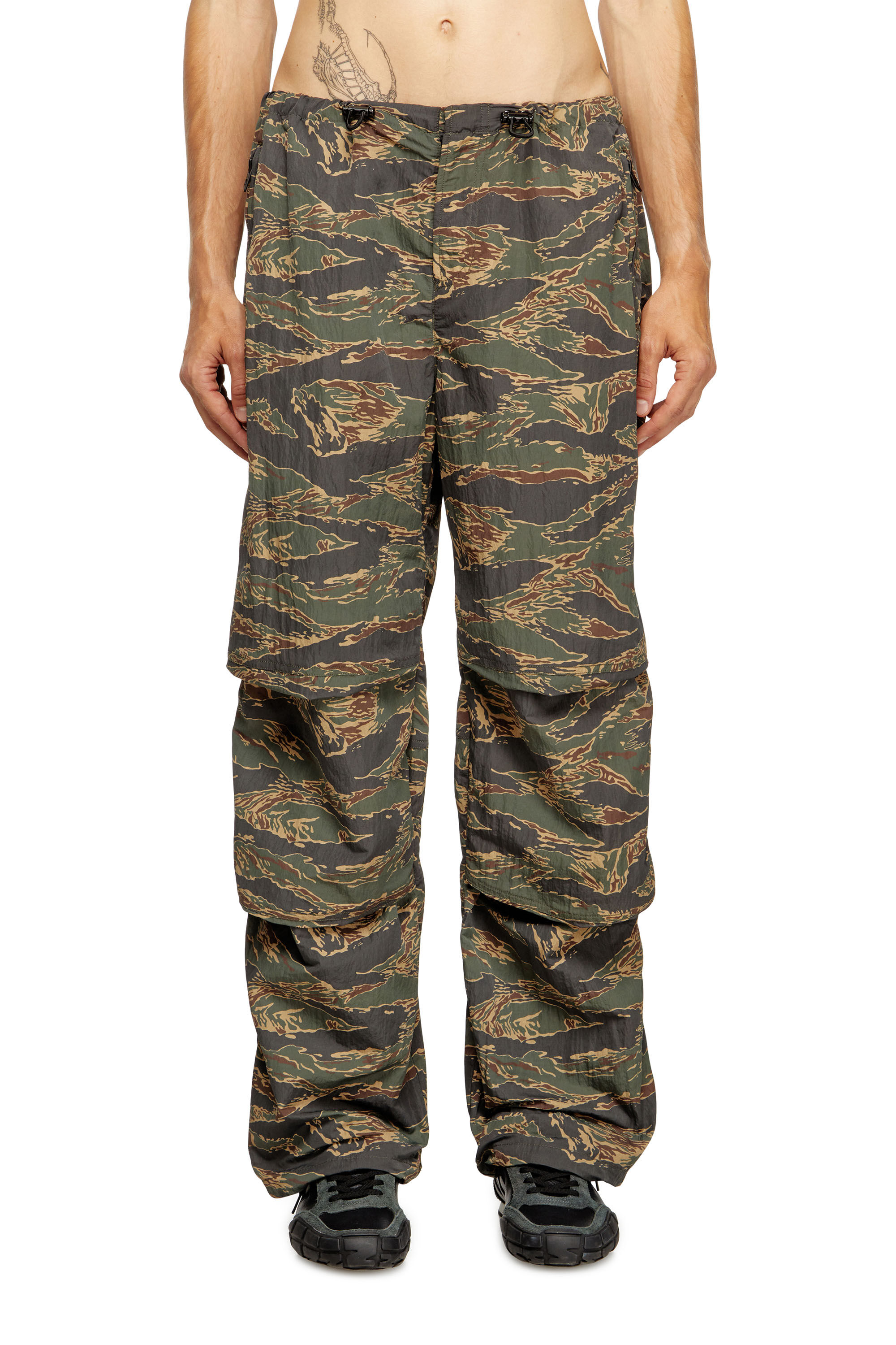 Diesel - P-ANIC, Male's Cargo pants in camo-print nylon in ミリタリーグリーン - 1