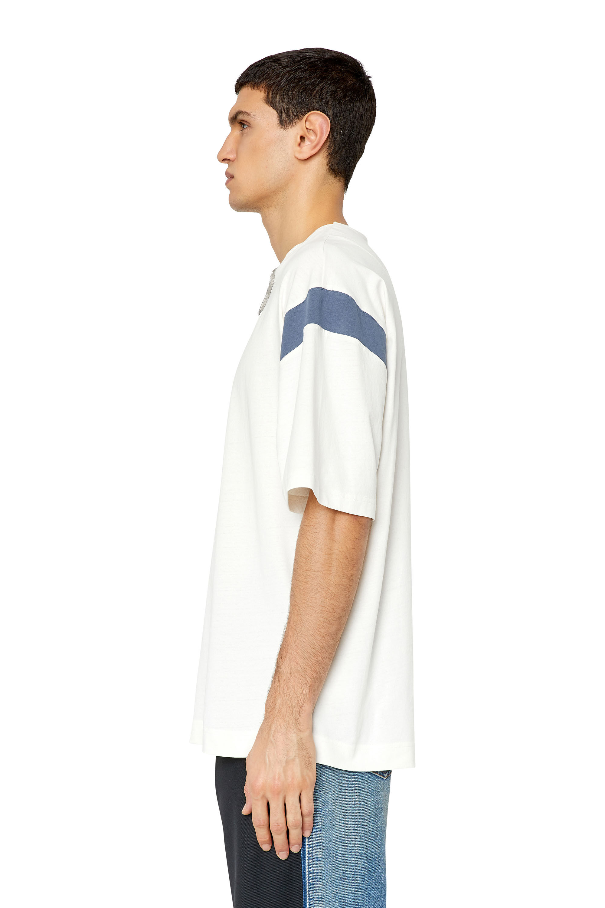 Diesel - T-BEST, Male's Tシャツ ルーズフィット パフプリント in ホワイト - 6