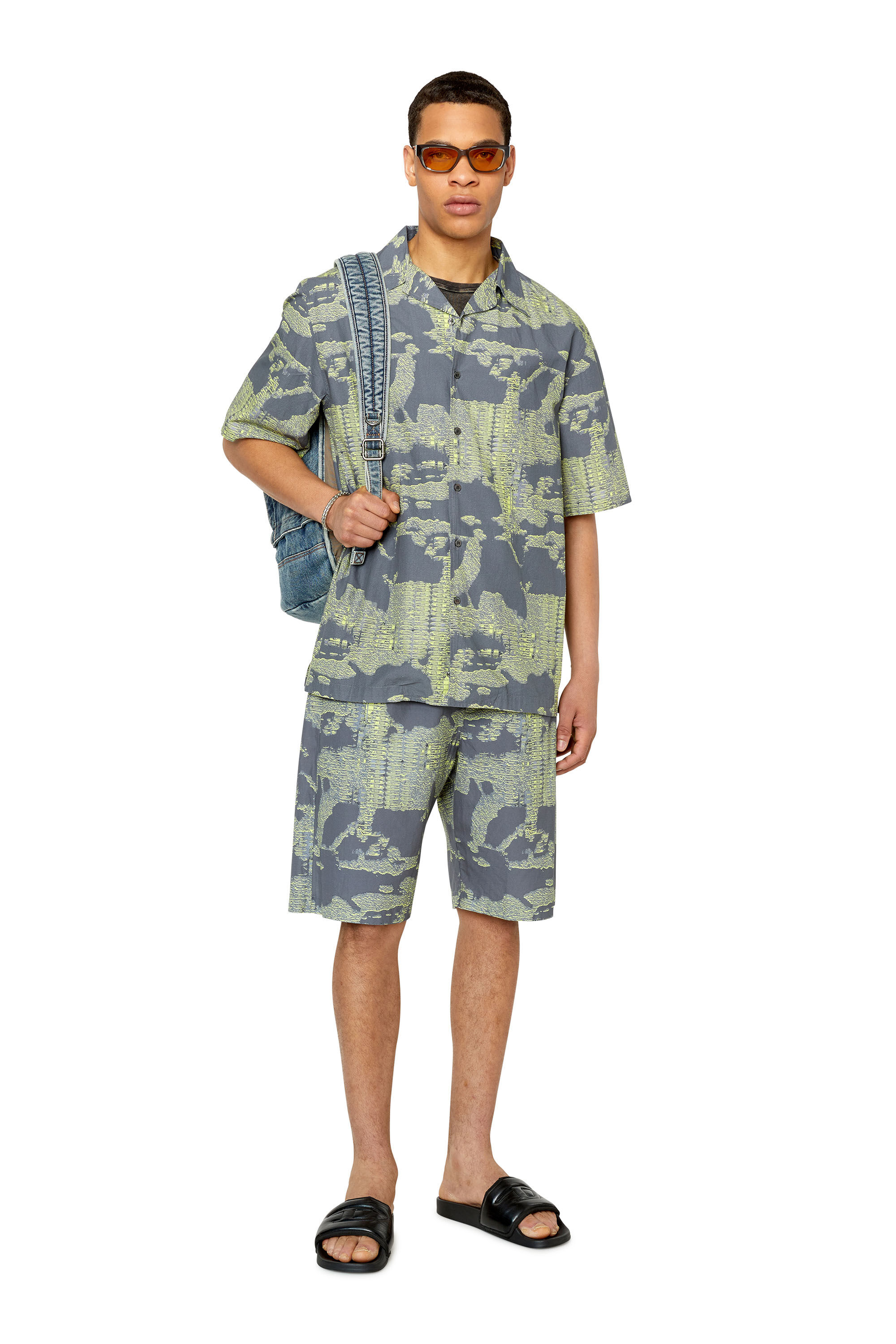 Diesel - P-FERG, Male's ショートパンツ カモフラージュ in グリーン/グレー - 1