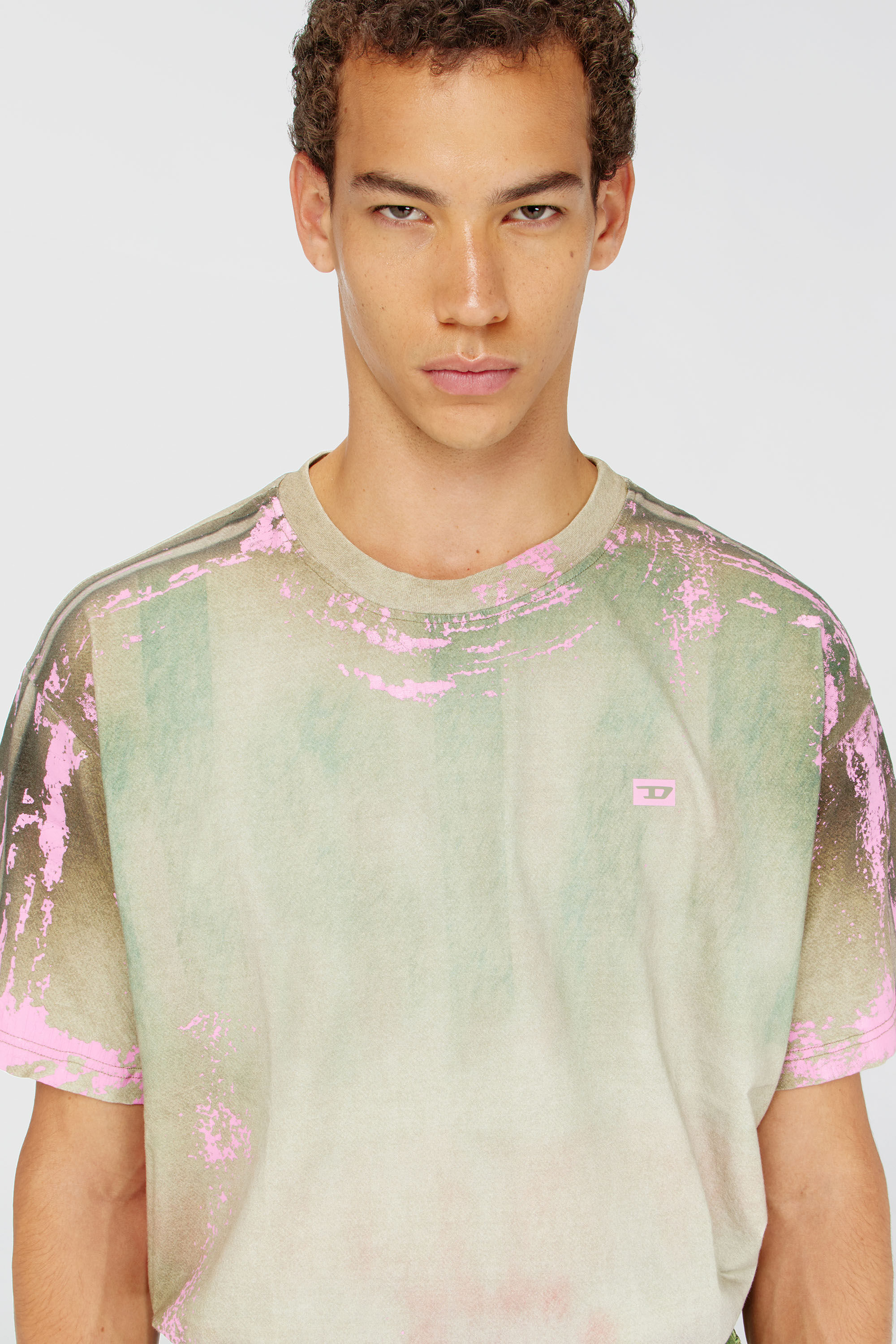 Diesel - T-FILMY-SHO, Male's T-shirt in cracked leather-effect jersey in ピンク/グリーン - 4