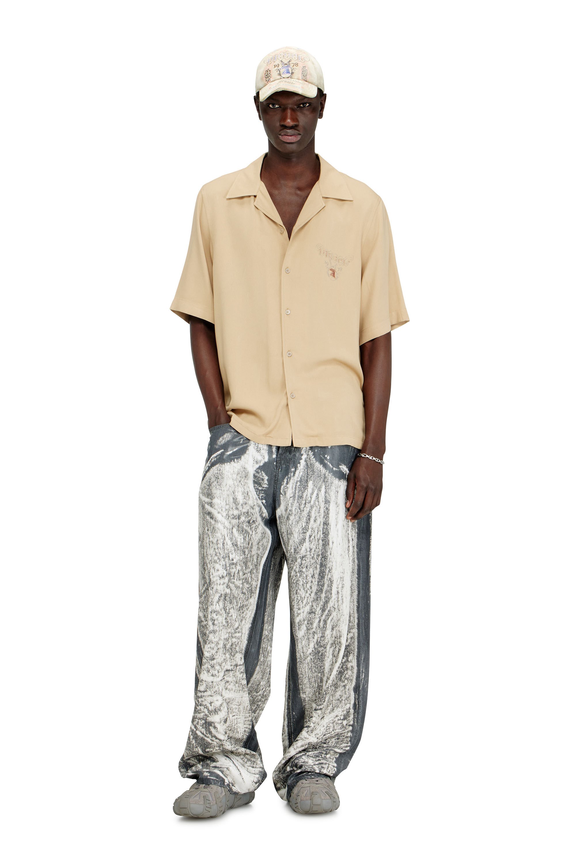 Diesel - S-KETLIR, Male's Fluid bowling shirt with faded logo graphic in ベージュ - 1