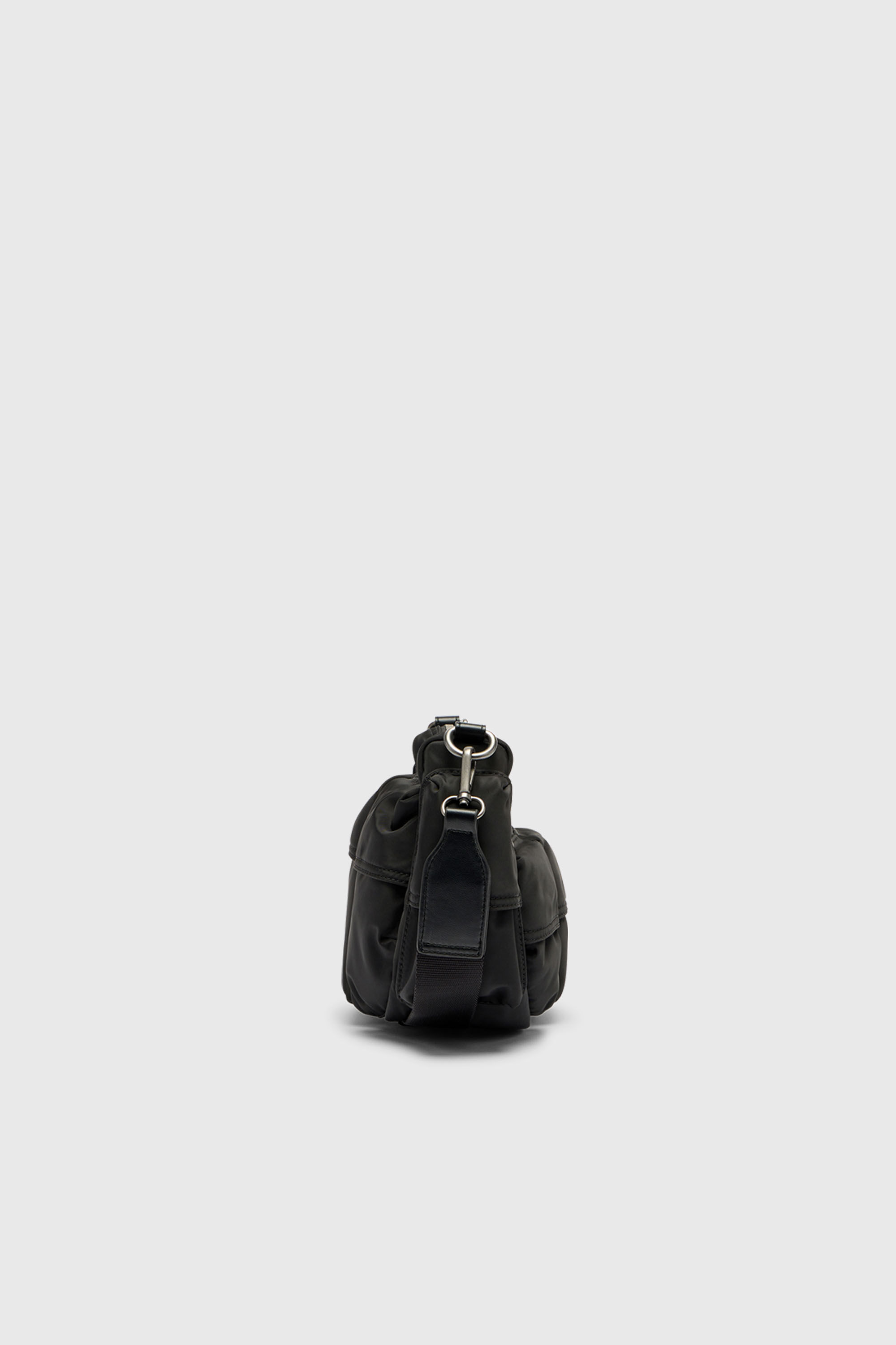 MULTI-PKTS SHOULDER BAG X クロスボディバッグ｜ブラック｜ウィメンズ