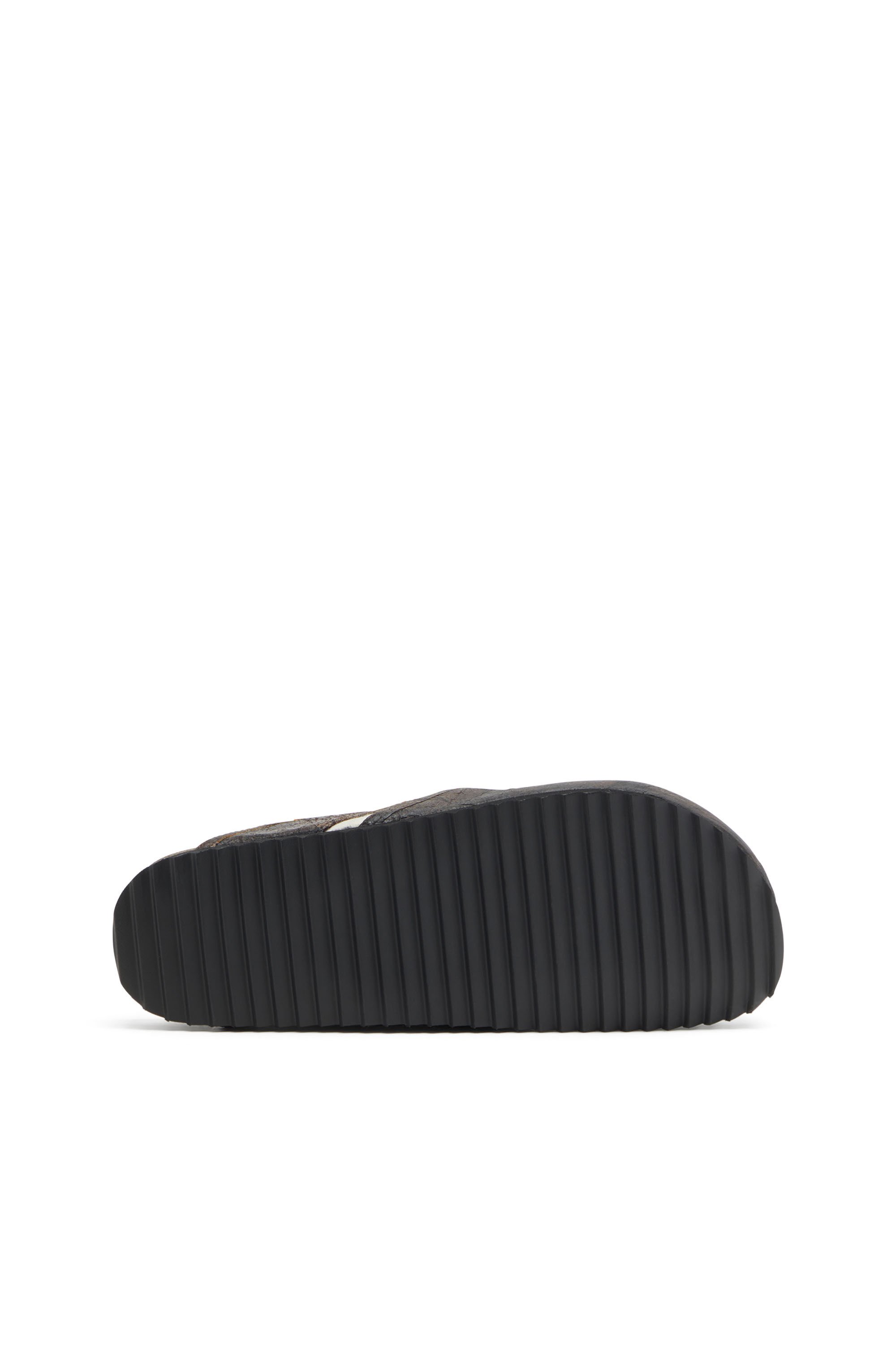 Diesel - D-WOODSTOCK SLIP-ON, Male's D-Woodstock-Clogs in crackle-effect suede in ブラウン - 4