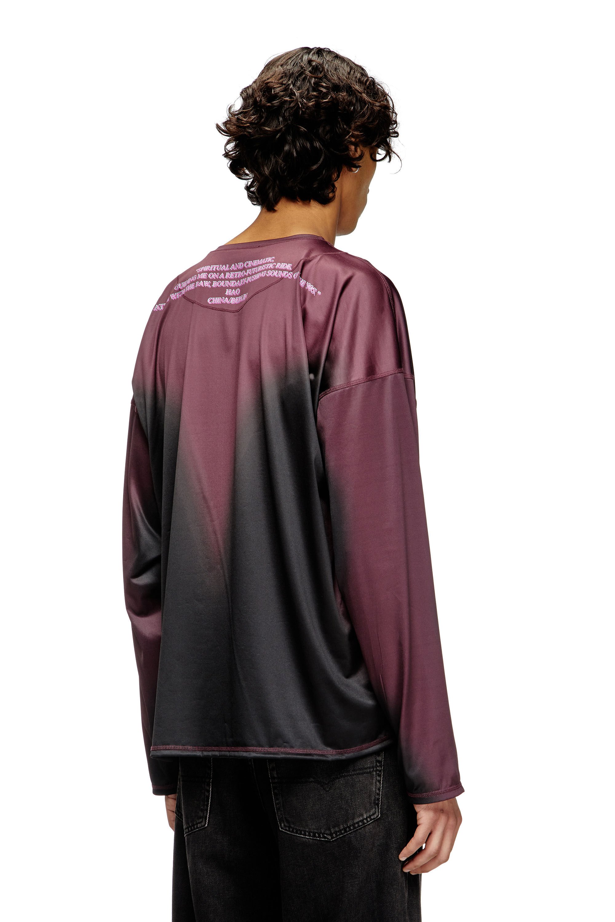 Diesel - T-OLAVI-AA, Unisex's Long-sleeve tech-jersey T-shirt with lyrics print in ブラック/バイオレット - 4