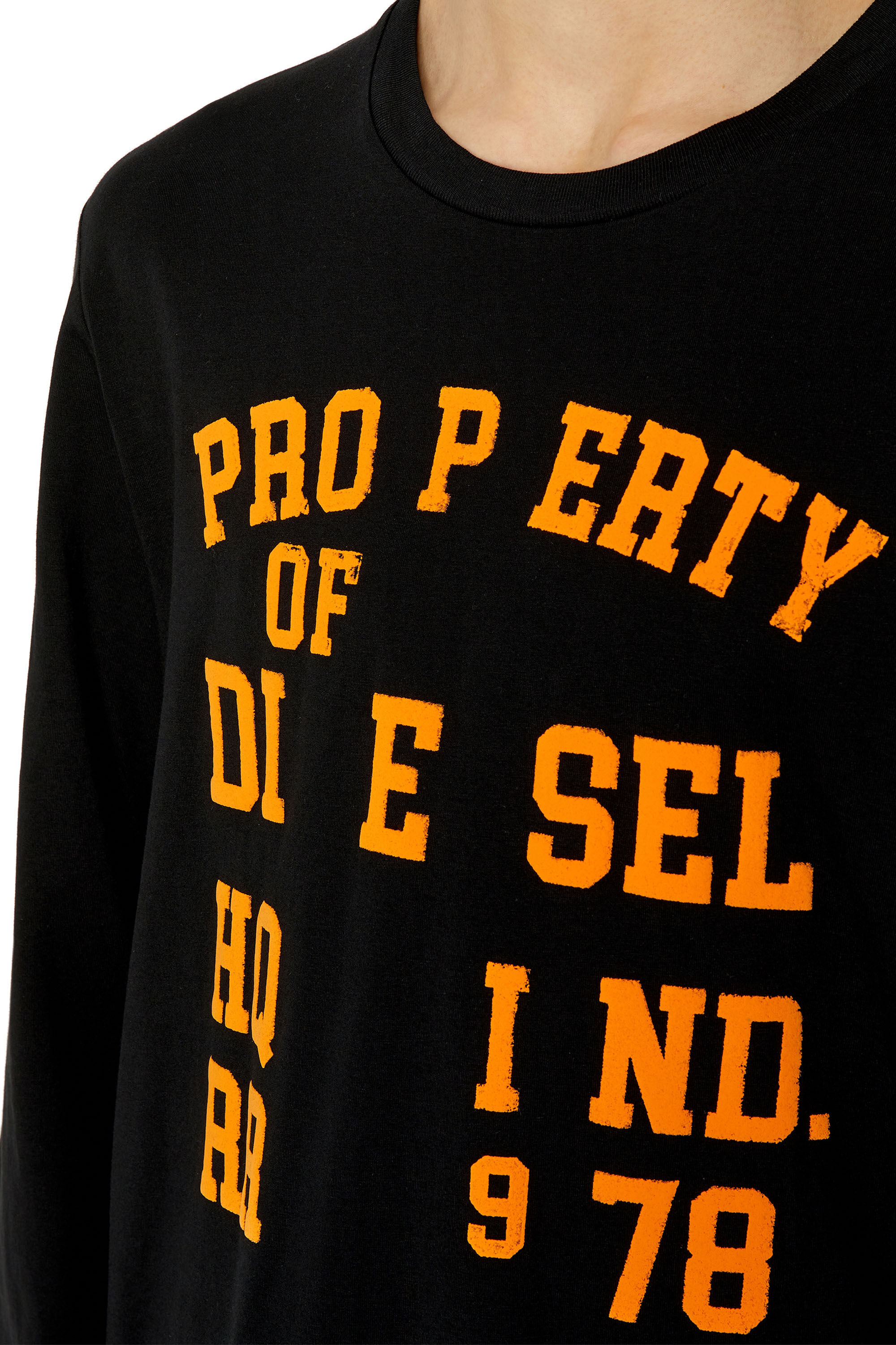 T-BOXT-LS-SLITS-R5 Long-sleeve T-shirt with graphic patches