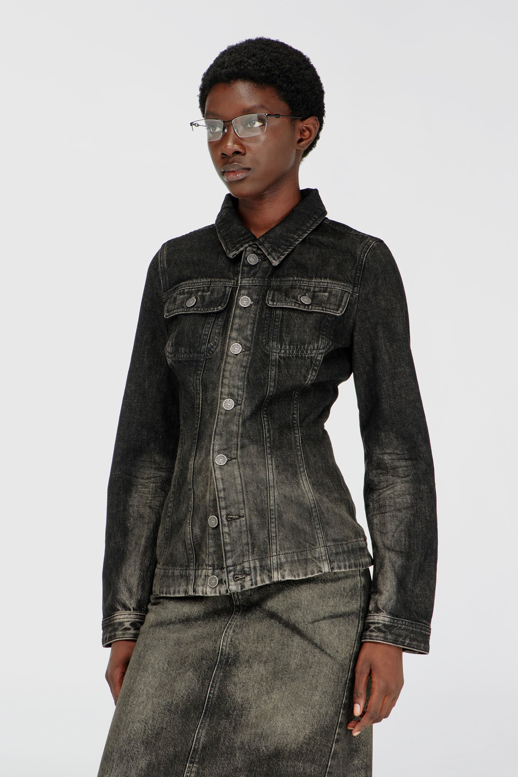 Diesel - DE-KATERIN-FSJ, Female's Fitted trucker jacket in dirty-effect denim in ブラック/ダークグレー - 3