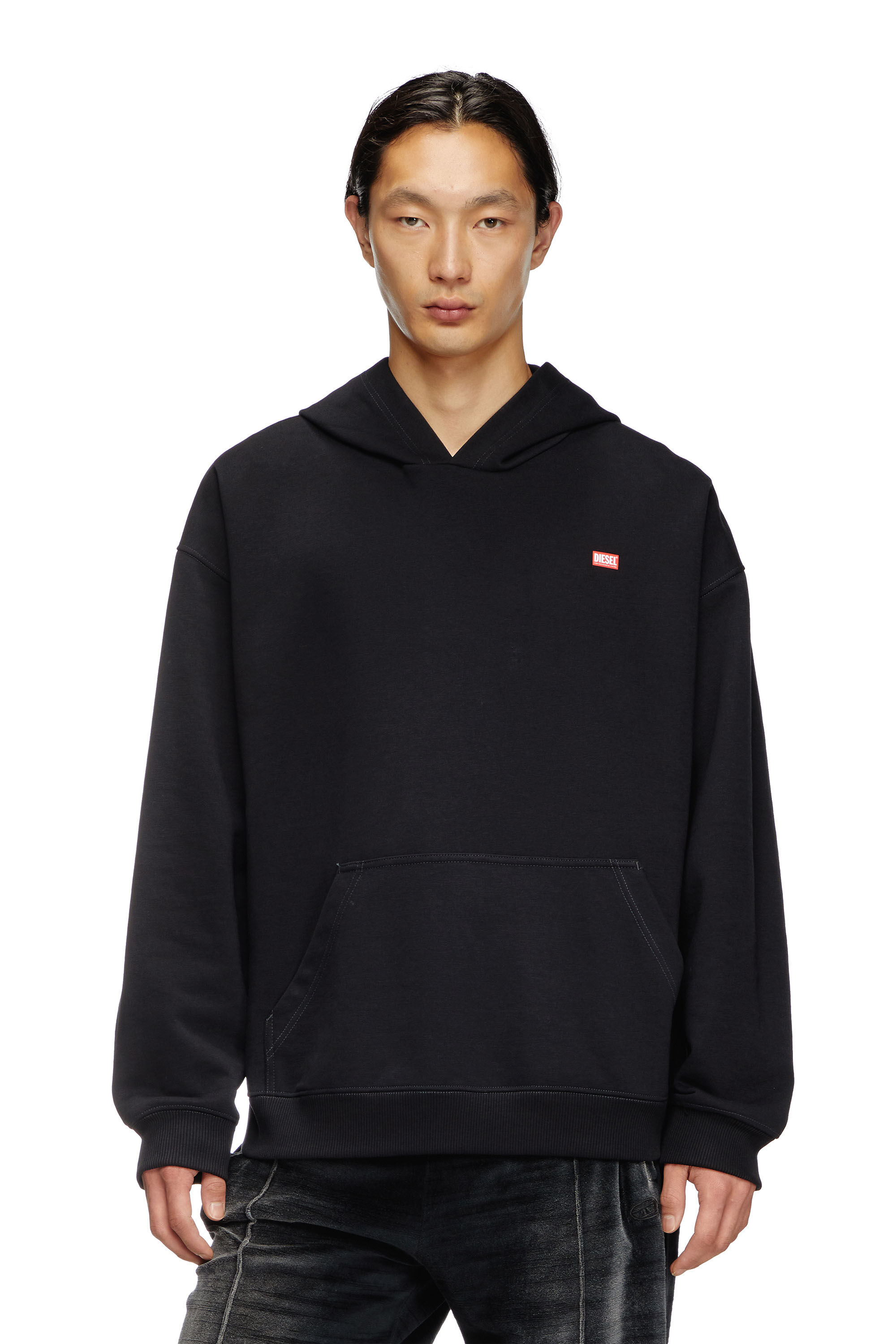 【在庫あり】 S-BOXT-HOOD-R11 Hoodie with runway set print｜ブラック ミュージシャン