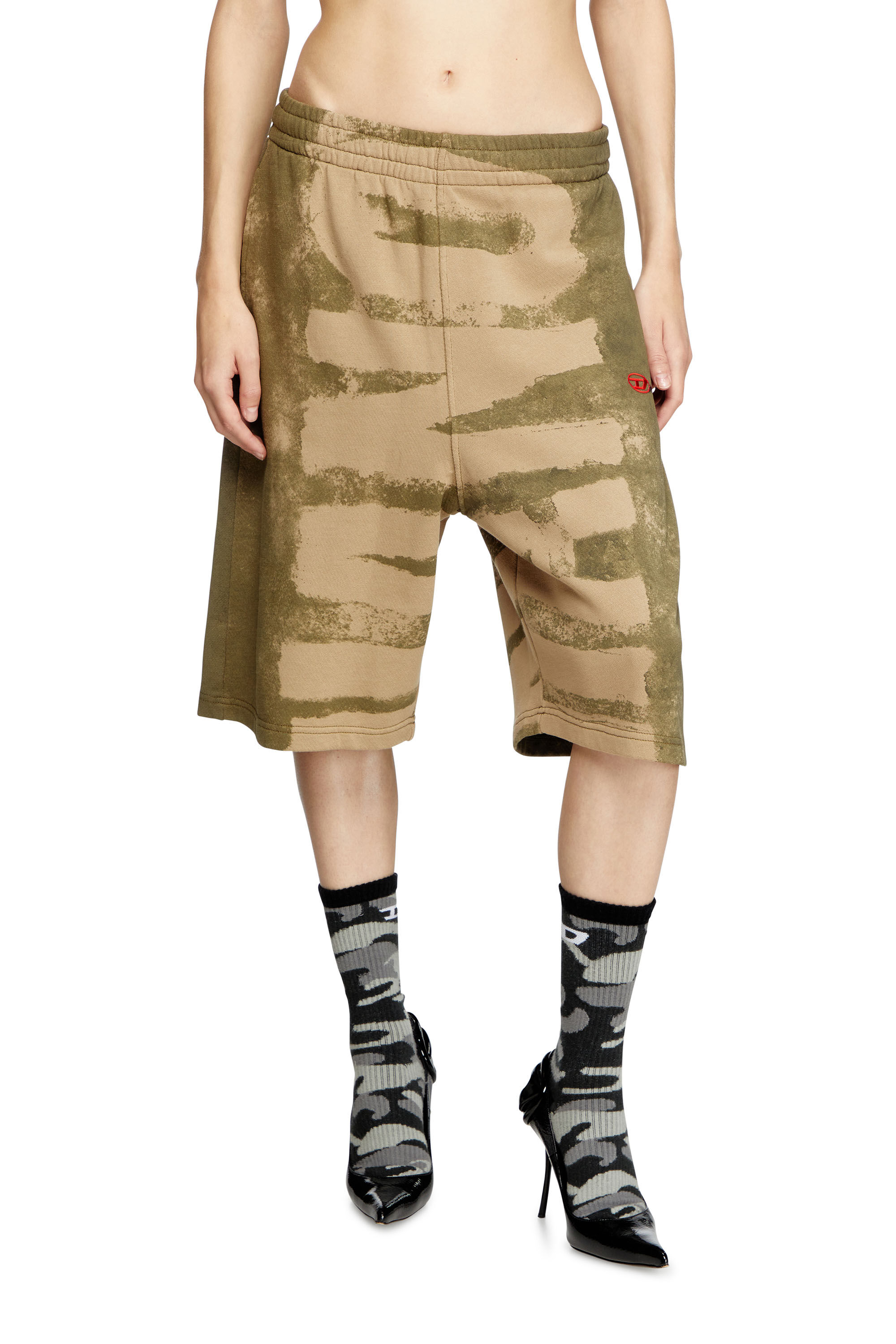 Diesel - P-MARSHY-BLEEDING-DD, Unisex's Sweat shorts with Damiano print in グリーン - 5