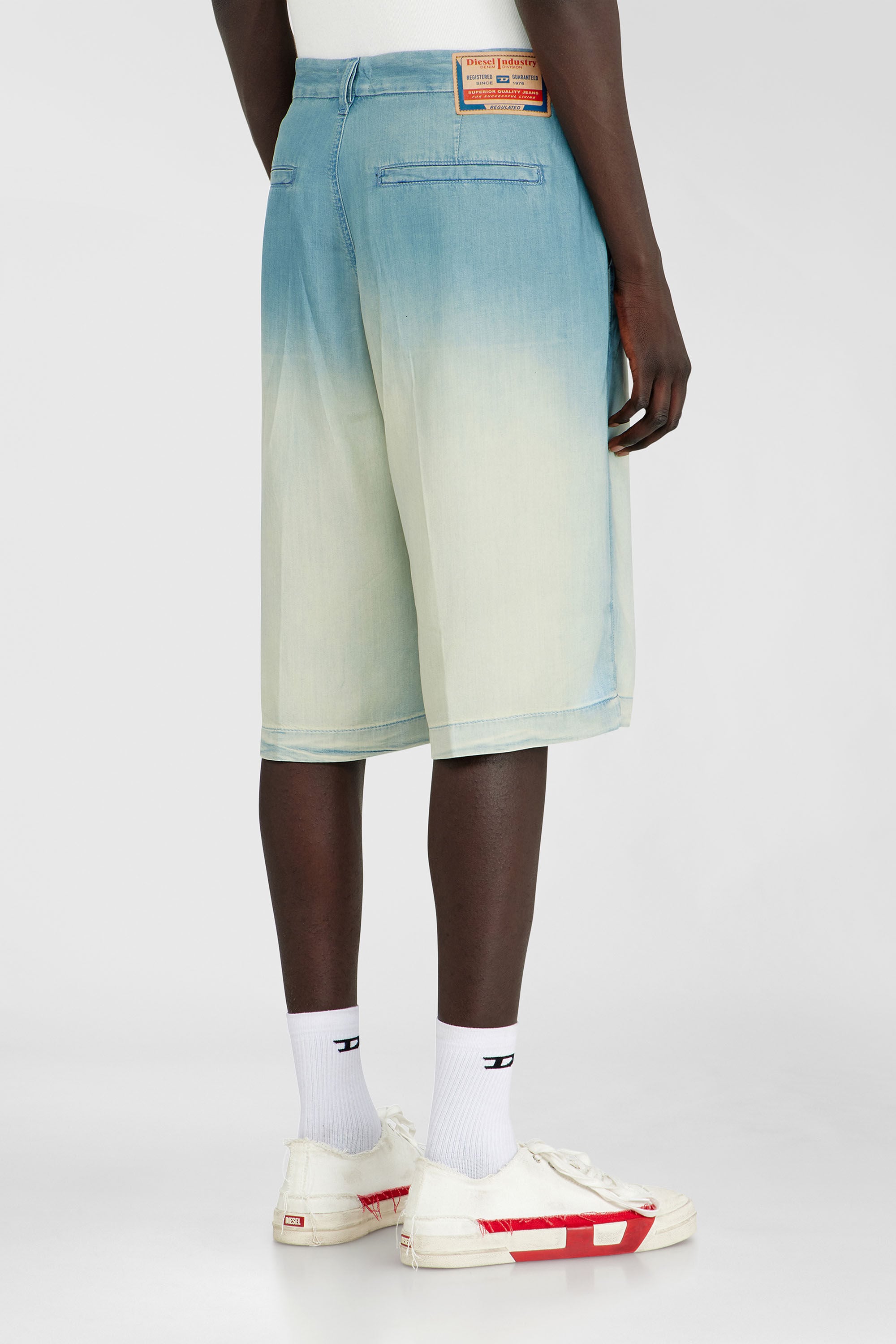 Diesel - D-TYLOR-SHORT-S, Male's デニムショートパンツ in ライトブルー - 4