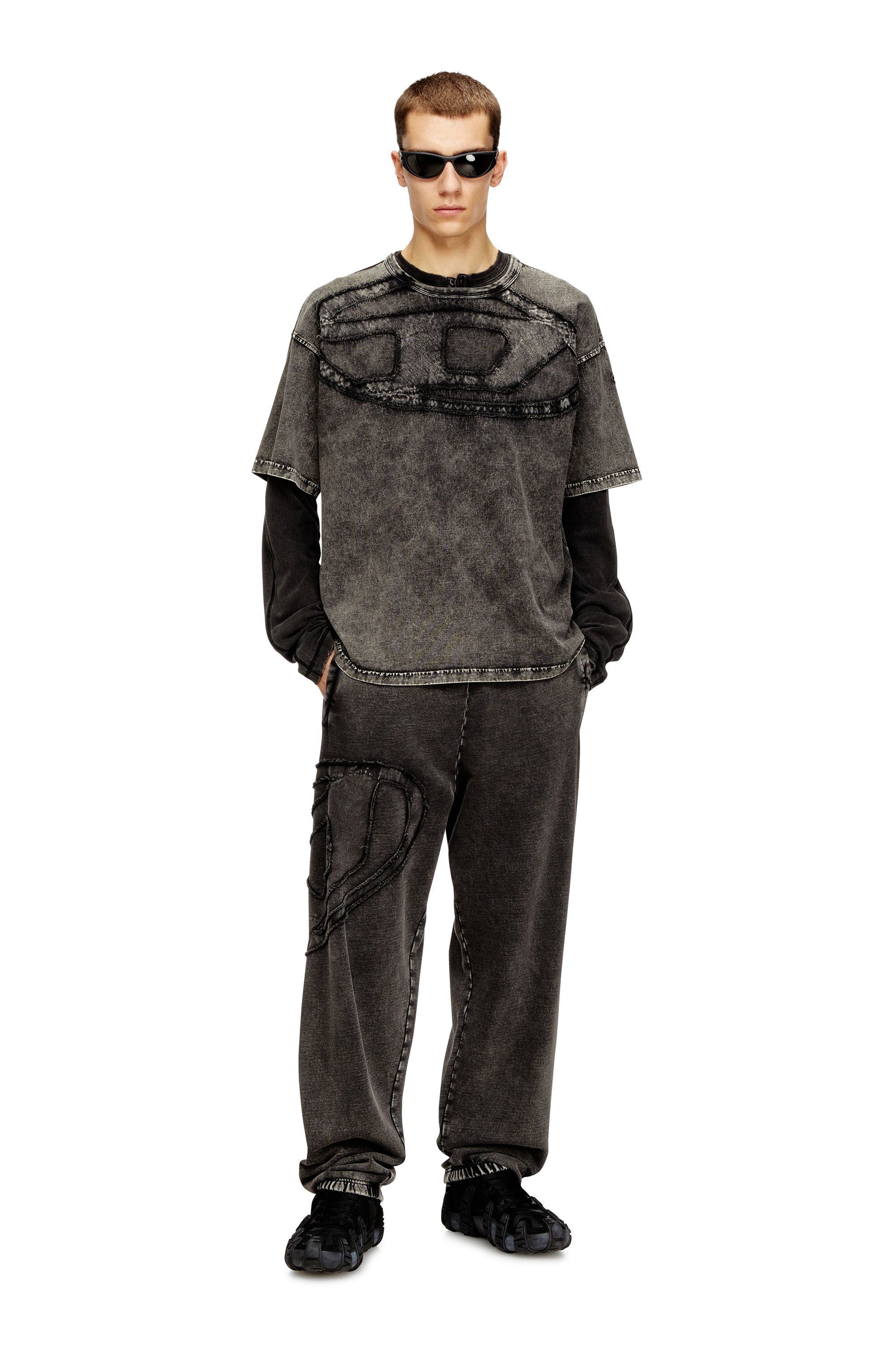 Diesel - T-BOXT-DEN, Male's Locker geschnittenes T-Shirt mit Rundhalsausschnitt und halblangen Ärmeln, gefertigt aus Baumwolljersey, der stückgefärbt und acid gewaschen wurde und so eine eingetragene, strukturierte Optik erhält. Eine Maxi-Oval-D-Applikation auf der Brust und eine kleine Oval-D-Stickerei am Ärmel sorgen für einen unverwechselbaren Diesel-Look. in ダークグレー - 1