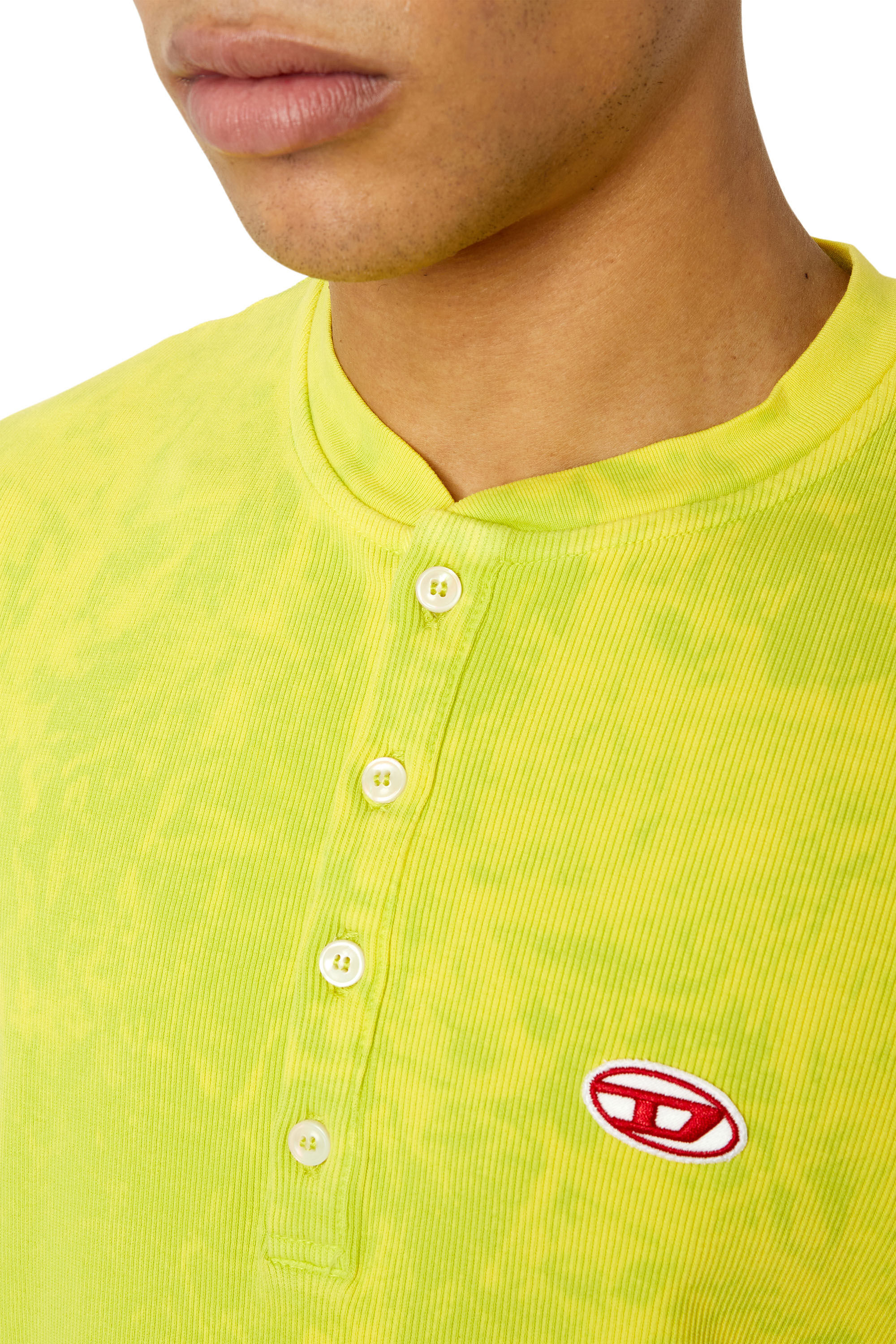 Diesel - T-JUSTRIB, Male's Tシャツ ヘンリーネック in 蛍光グリーン - 4