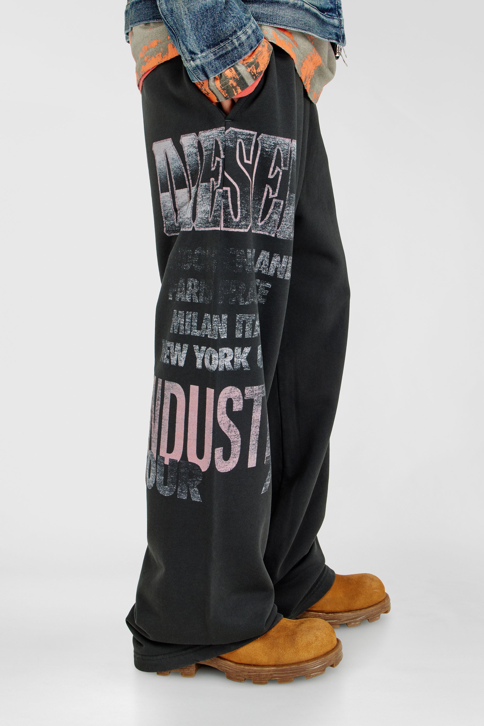 Diesel - P-ILL, Male's Sweatpants with concert graphics in ブラック - 5