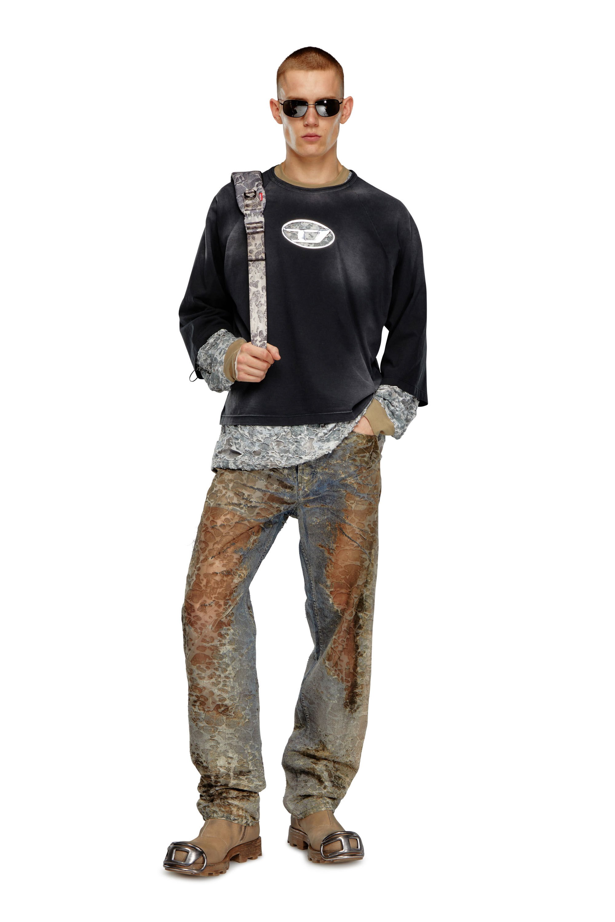 Diesel - T-CROXT, Male's Faded T-shirt with puffy Oval D in ブラック - 1