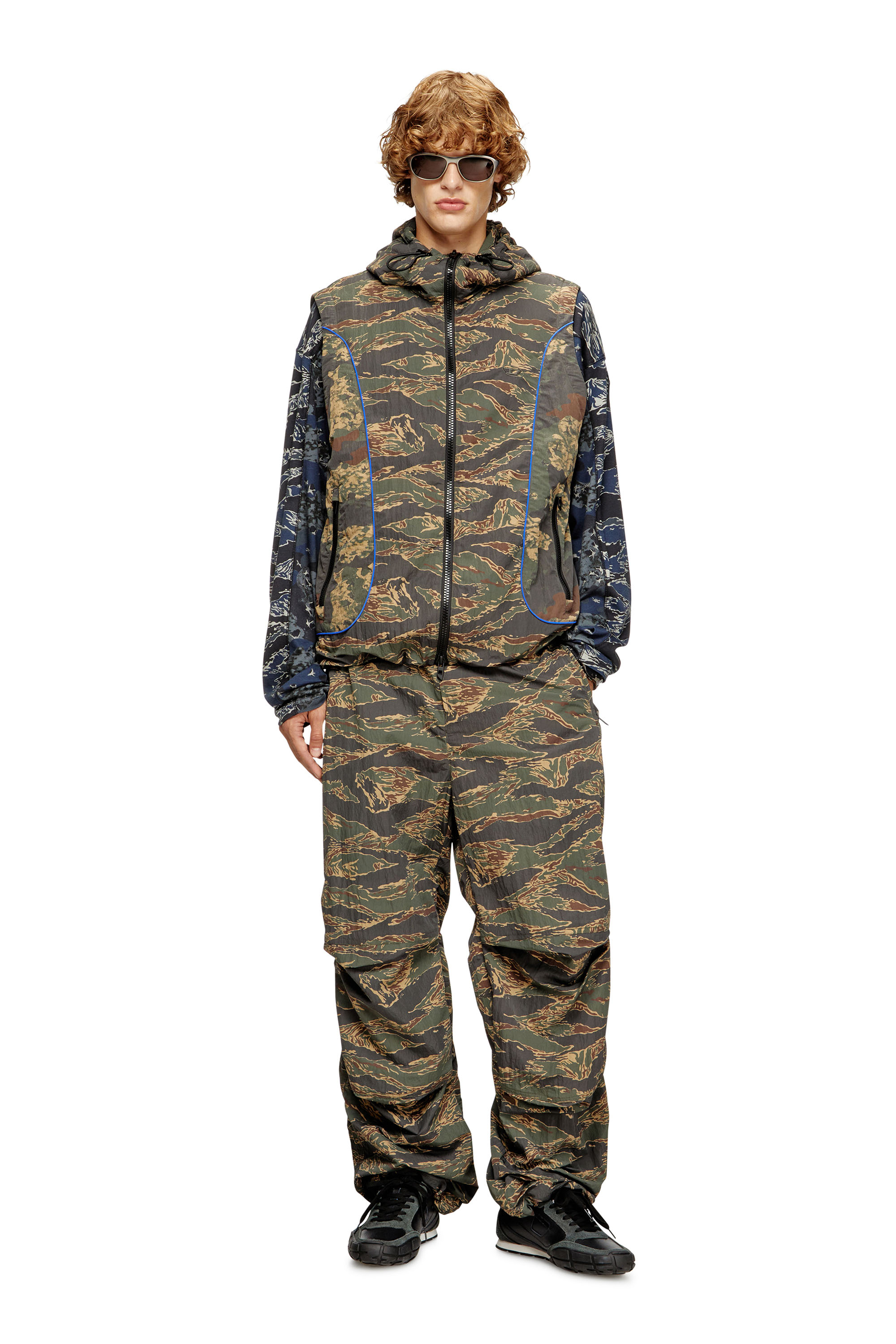 Diesel - P-ANIC, Male's Cargo pants in camo-print nylon in ミリタリーグリーン - 2