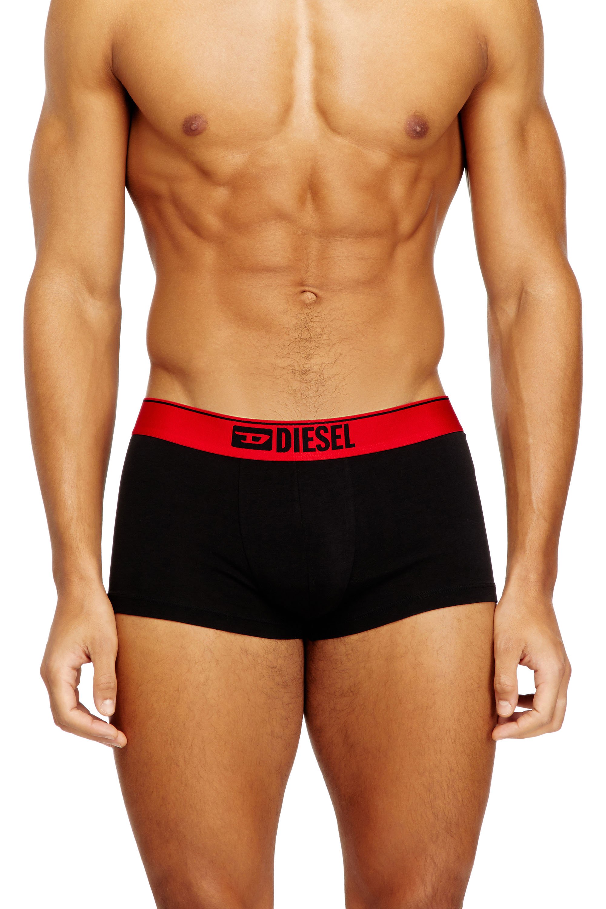 Diesel - UMBX-DAMIENTHREEPACK, Male's Dreierpack Herren-Boxershorts aus Baumwolle mit Elasthan für Flexibilität, ausgestattet mit einem weichen Bund mit kontrastierendem Diesel-Logo und Flatlock-Nähten für ein glattes Finish. Enthält ein Paar mit Allover-Pferdeprint und zwei unifarbene Varianten. in ブラック/レッド - 2
