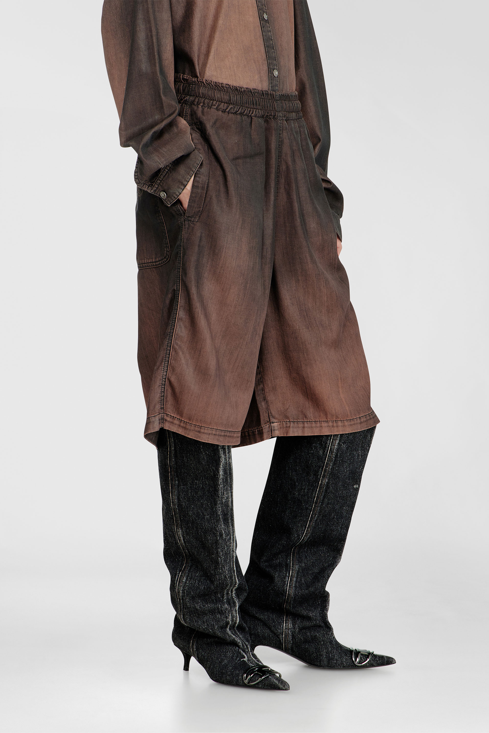 Diesel - D-RODER-SHORT-S, Unisex's デニムショートパンツ in ブラウン - 2