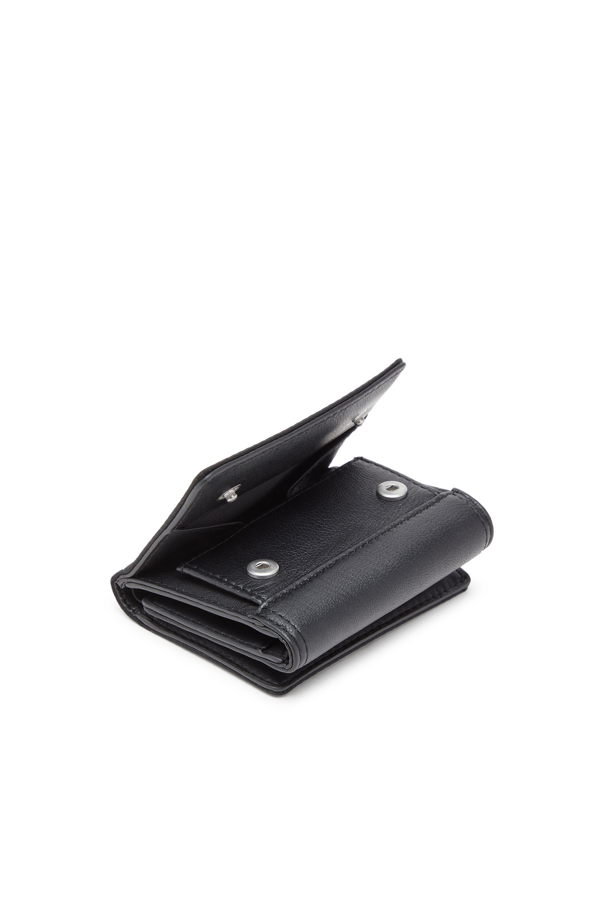 Diesel - MULTI-PKTS TRI-FOLD COIN 3D, Male's Dreifach faltbare Geldbörse aus Leder und Nylon, mit einem klaren Design, ausgestattet mit einem Geldscheinfach, vier Kartenfächern und einem separaten Münzfach. Die Vorderseite ist mit einer Metallplakette in D-Form akzentuiert, die ein geometrisches Detail setzt. in ブラック - 4