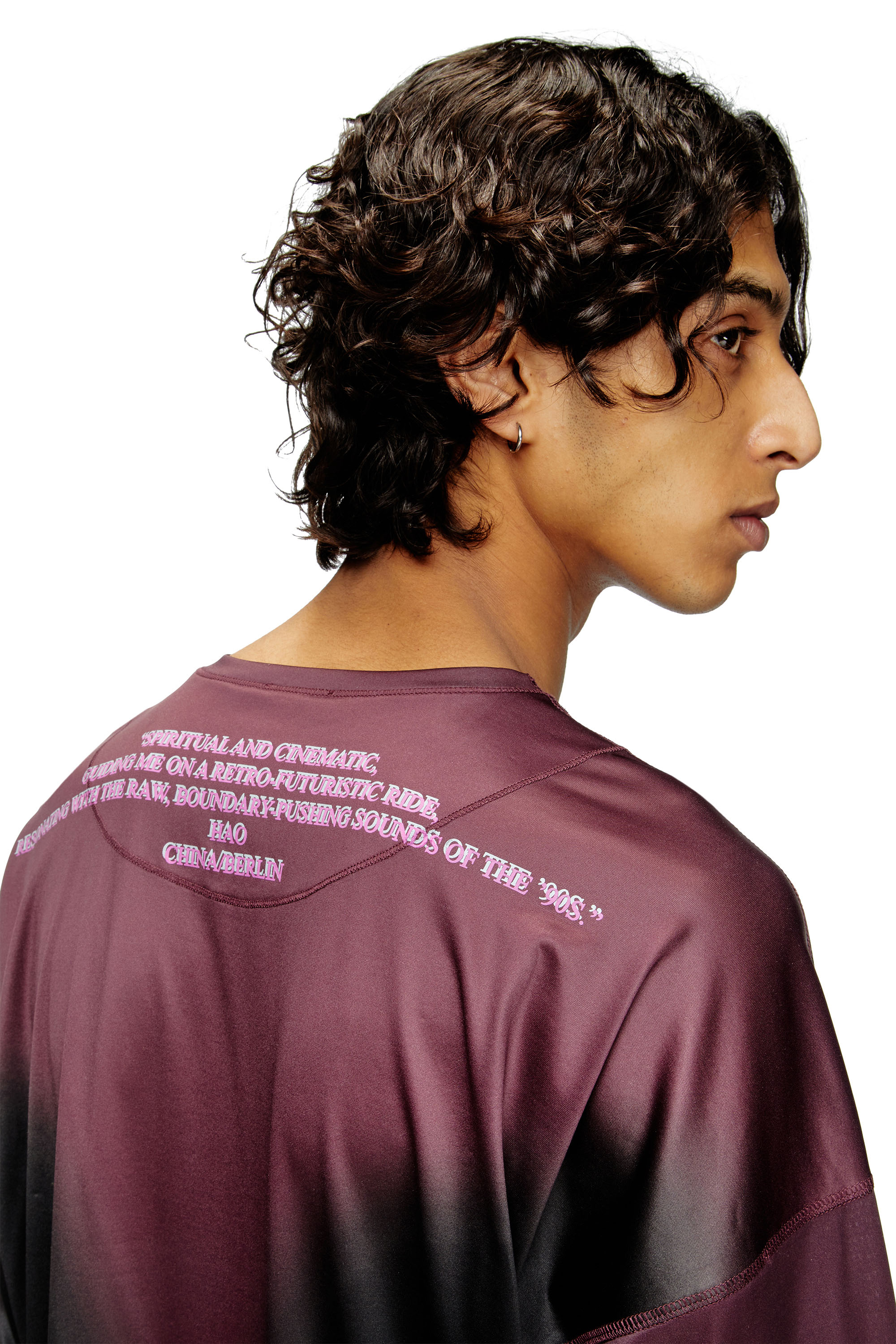 Diesel - T-OLAVI-AA, Unisex's Long-sleeve tech-jersey T-shirt with lyrics print in ブラック/バイオレット - 5