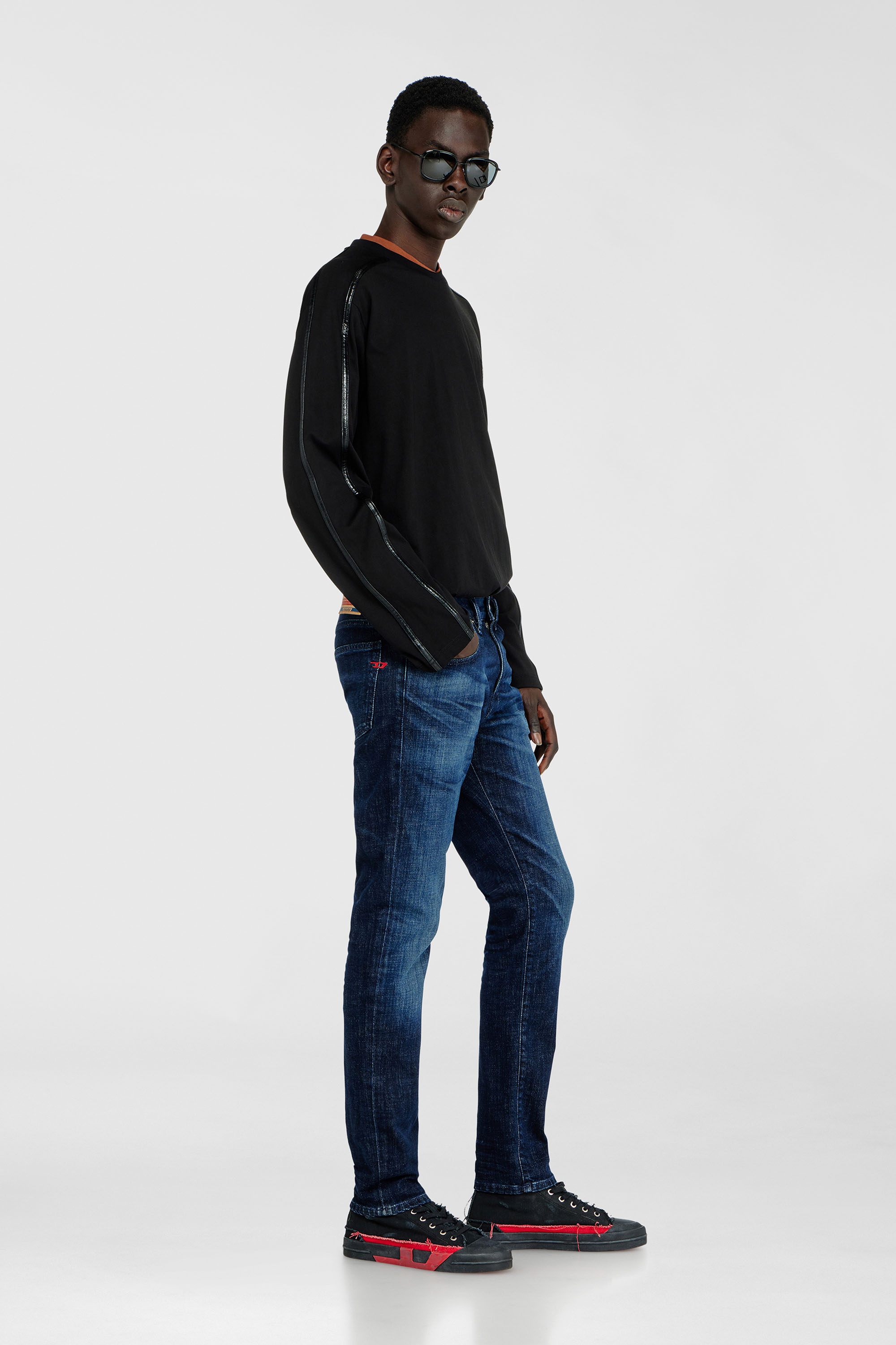 DIESEL ダークブルー スリムフィットデニム DIESEL（ディーゼル）の 