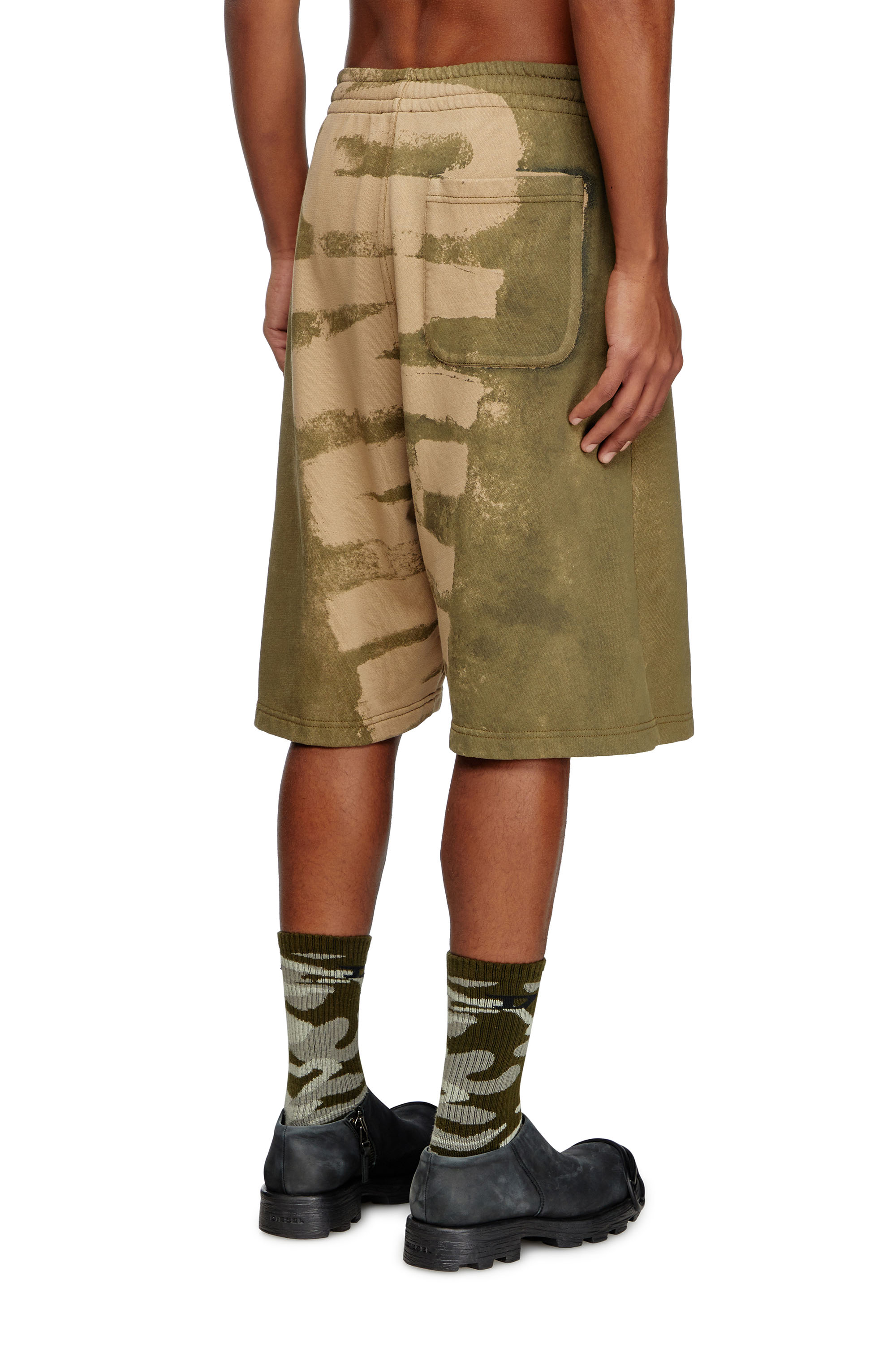 Diesel - P-MARSHY-BLEEDING-DD, Unisex's Sweat shorts with Damiano print in グリーン - 4