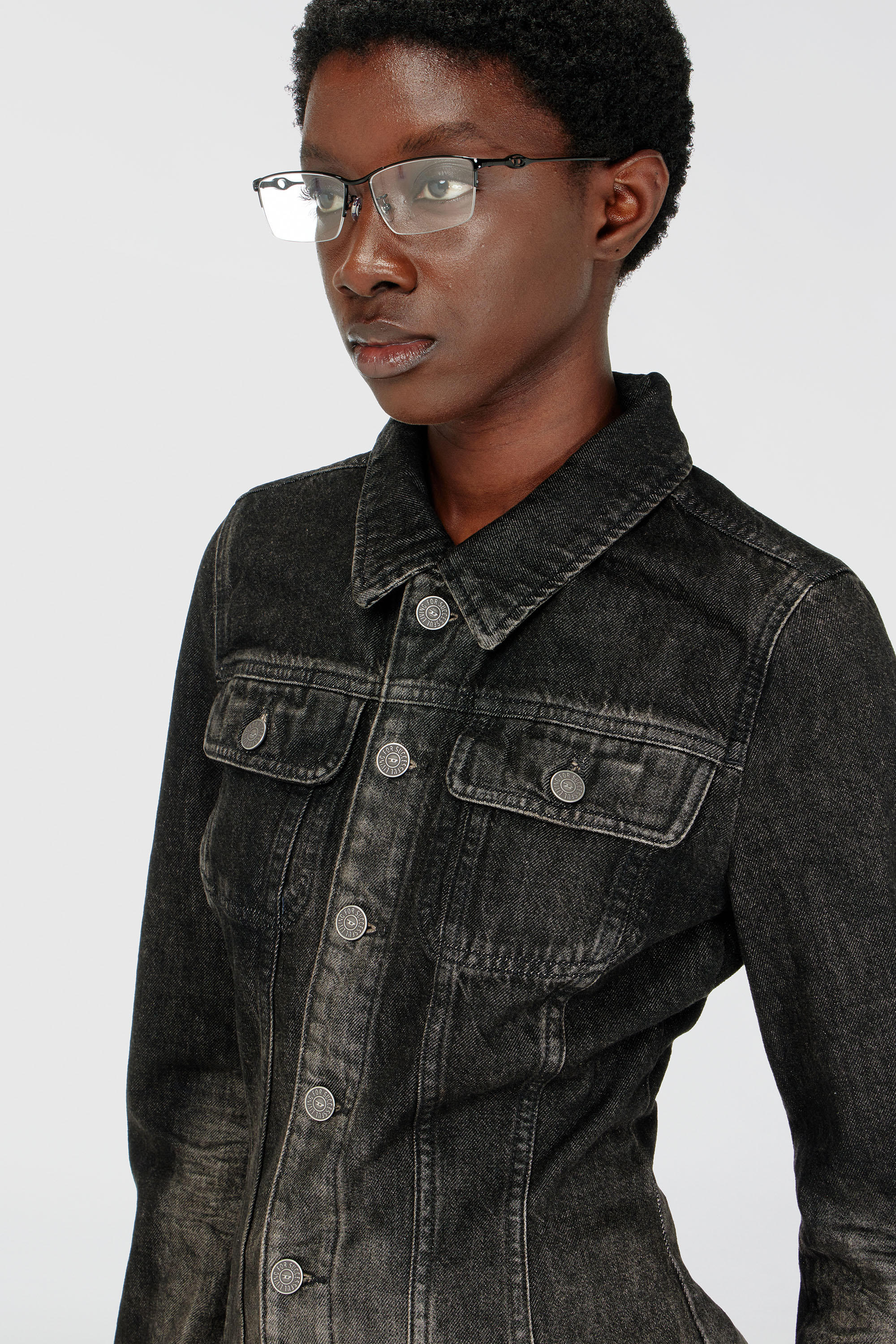 Diesel - DE-KATERIN-FSJ, Female's Fitted trucker jacket in dirty-effect denim in ブラック/ダークグレー - 4