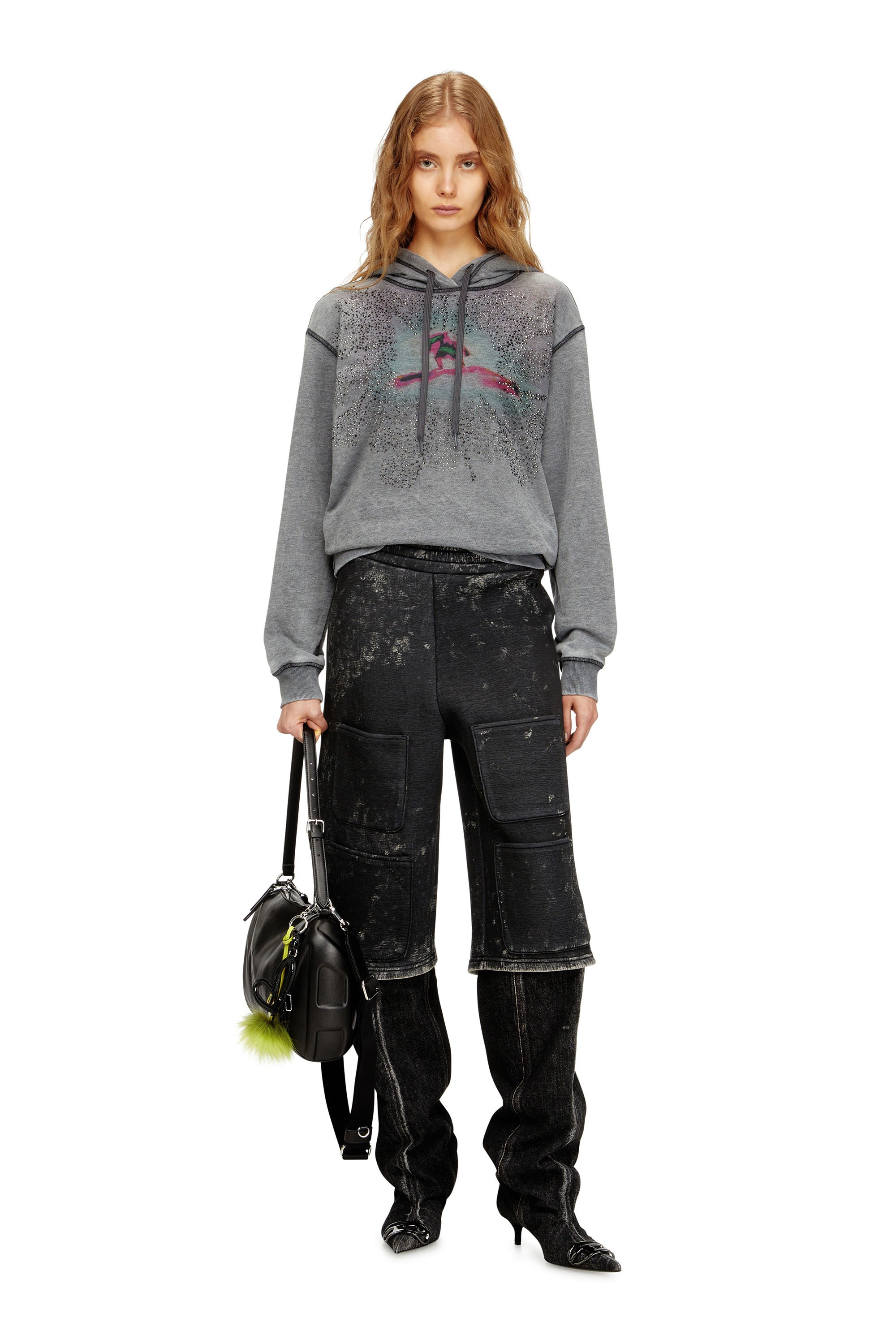 Diesel - F-NORMY-HOOD-S1, Female's Regulär geschnittenes Sweatshirt aus weichem Baumwoll-Poly-Fleece, veredelt mit Burnout-Waschung und kontrastierenden Covernähten. Die Kapuze ist mit einem flachen Baumwollkordelzug mit ovalen D-förmigen Kunststoffspitzen versehen, während ein digital gedrucktes Grafikmotiv mit aufgebrachten Strasssteinen auf der Brust einen markanten Effekt verleiht. in グレー - 2
