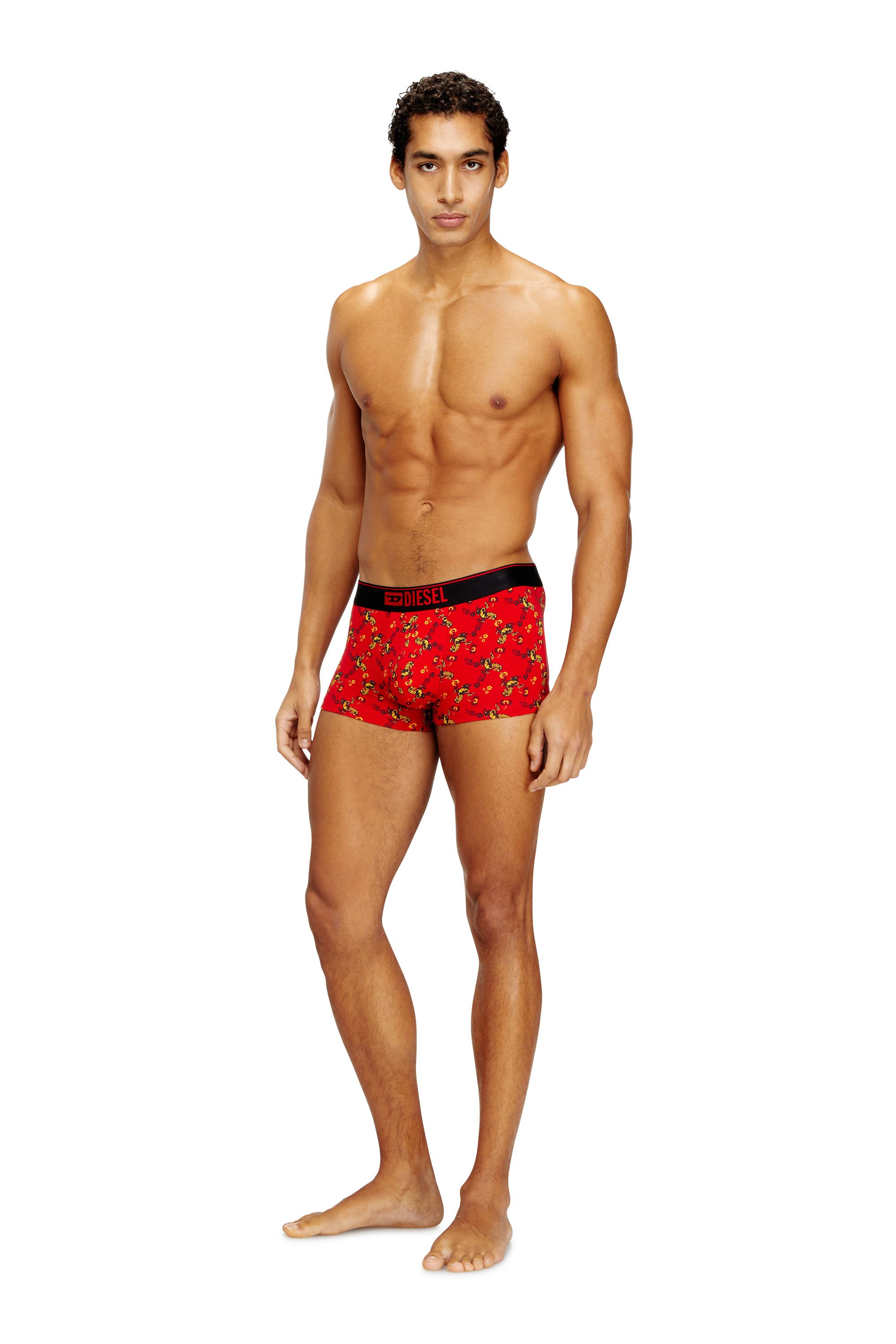 Diesel - UMBX-DAMIENTHREEPACK, Male's Dreierpack Herren-Boxershorts aus Baumwolle mit Elasthan für Flexibilität, ausgestattet mit einem weichen Bund mit kontrastierendem Diesel-Logo und Flatlock-Nähten für ein glattes Finish. Enthält ein Paar mit Allover-Pferdeprint und zwei unifarbene Varianten. in レッド - 1