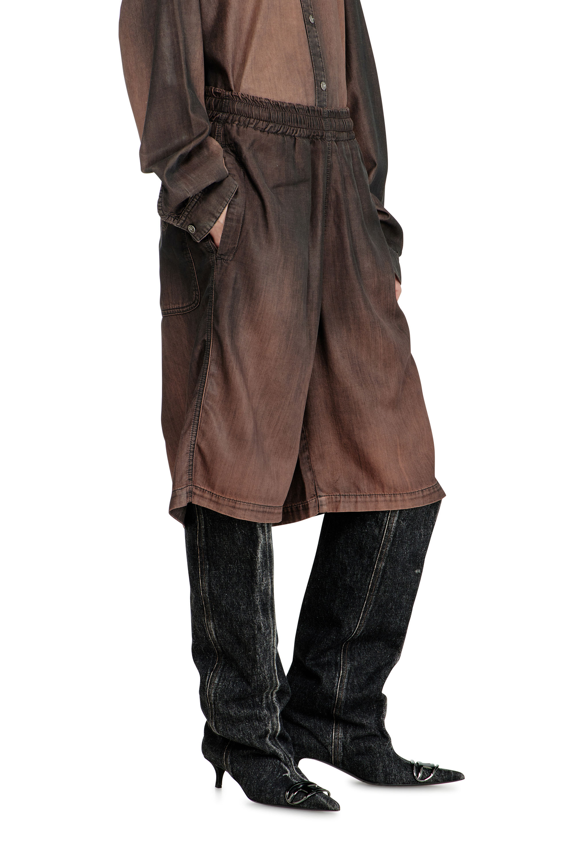 Diesel - D-RODER-SHORT-S, Unisex's デニムショートパンツ in ダークブラウン - 2