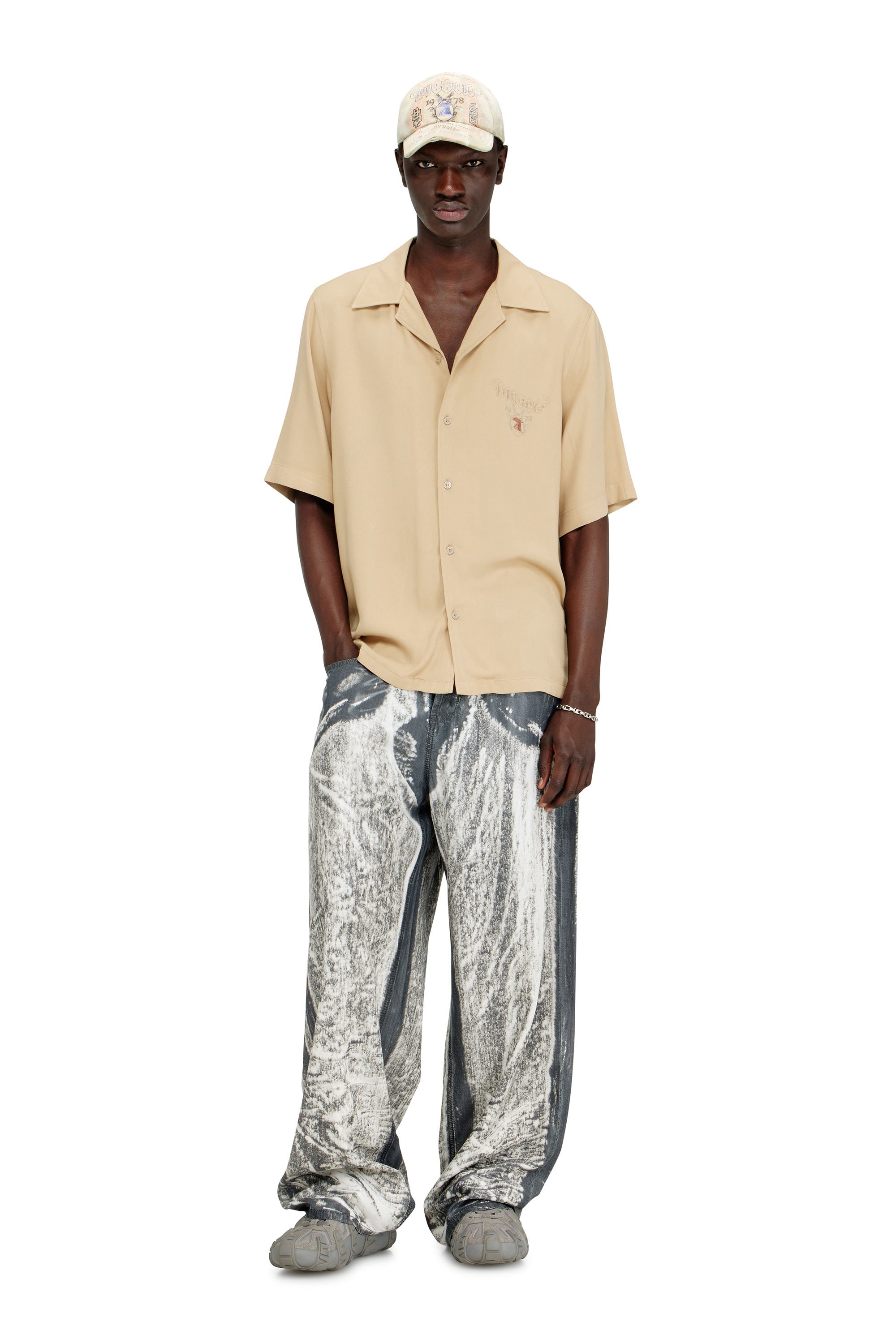 Diesel - S-KETLIR, Male's Fluid bowling shirt with faded logo graphic in ベージュ - 2