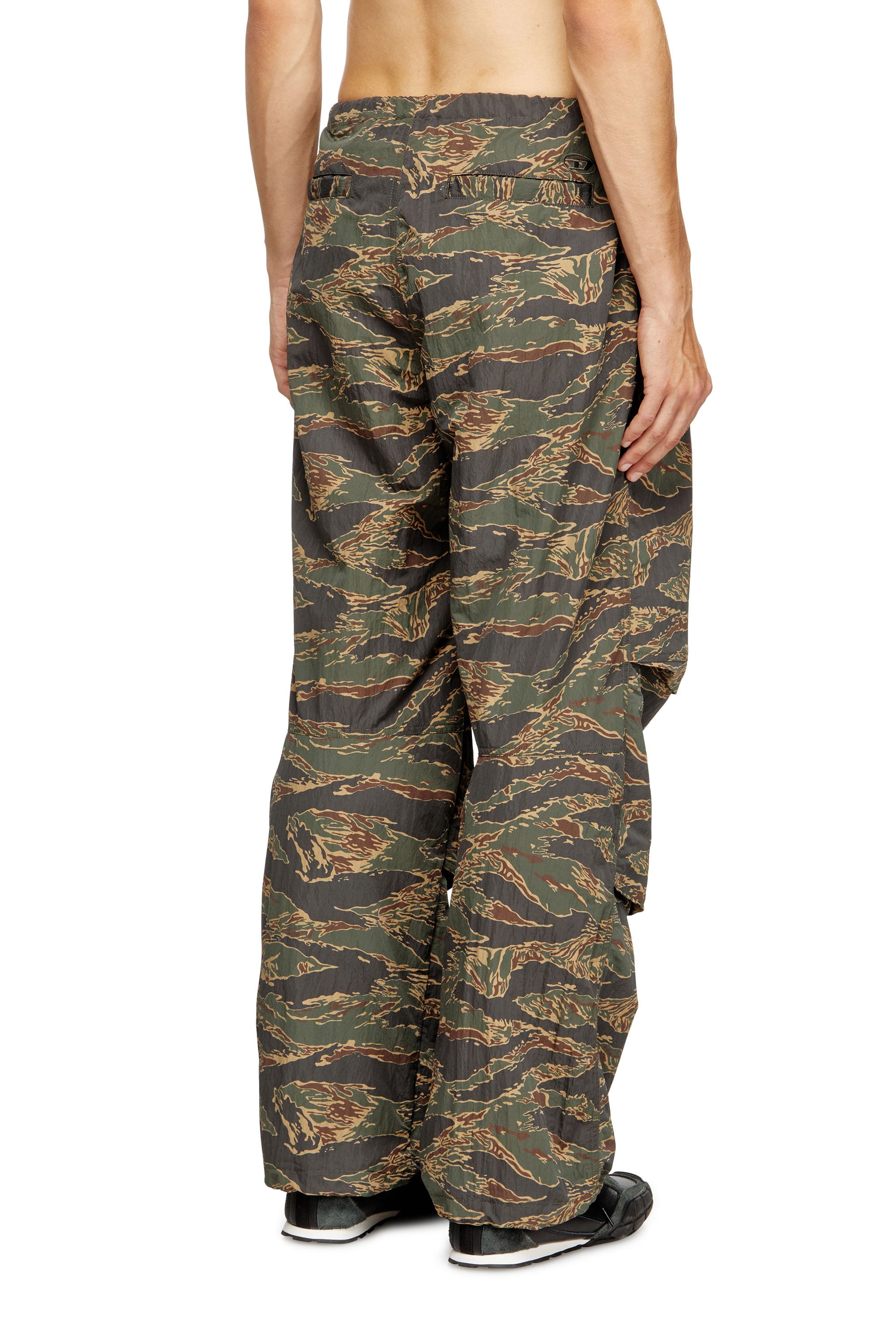 Diesel - P-ANIC, Male's Cargo pants in camo-print nylon in ミリタリーグリーン - 4