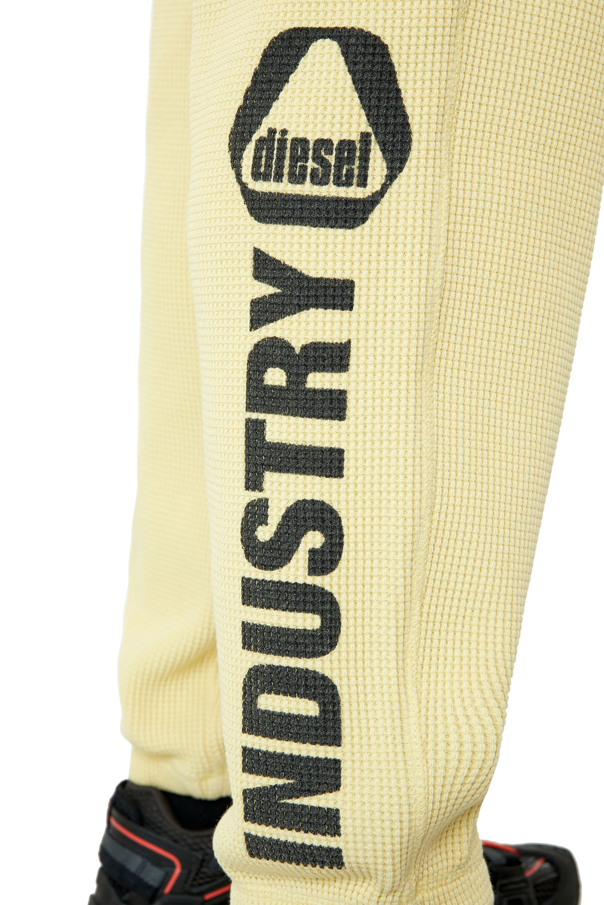 P-MARKYAFFLE (MEN): グラフィックロゴパンツ |ディーゼル(DIESEL