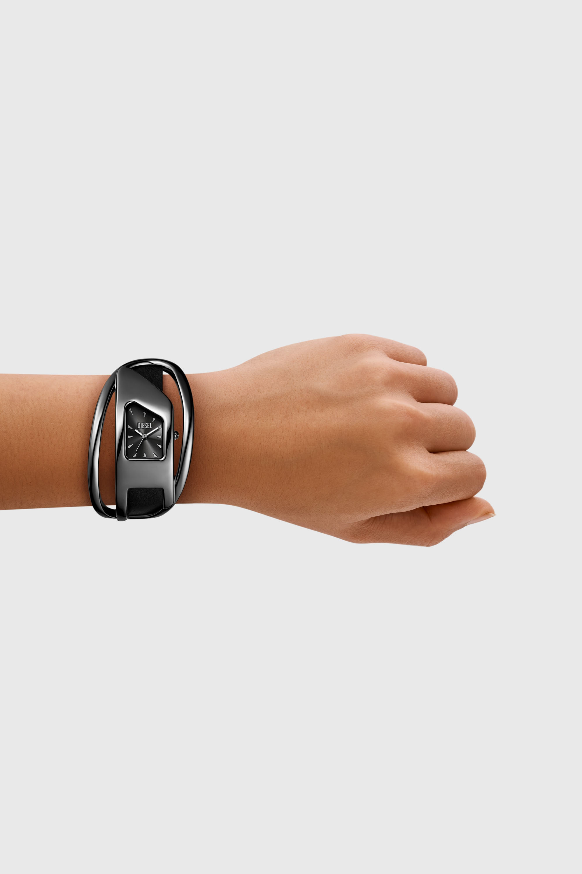 DZ5629 WATCH Wrap-D black leather watch｜ブラック｜ウィメンズ｜DIESEL