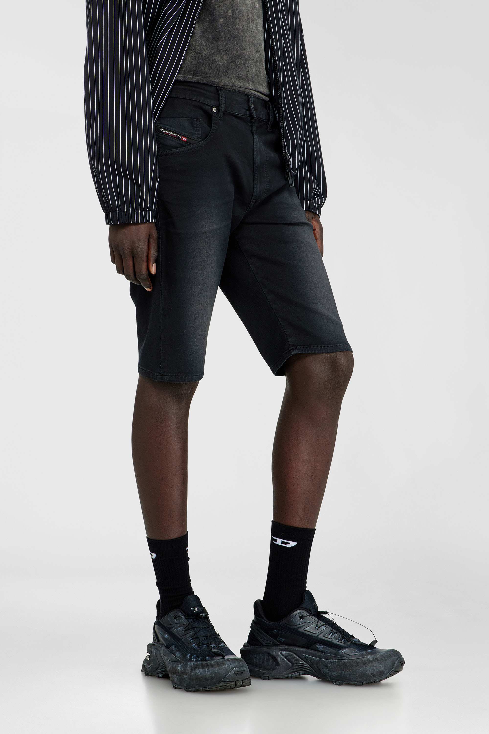 Diesel - 2033 D-KROOLEY-SHORT-BW JOGG, Male's ジョグ ショートパンツ in ブラック - 5