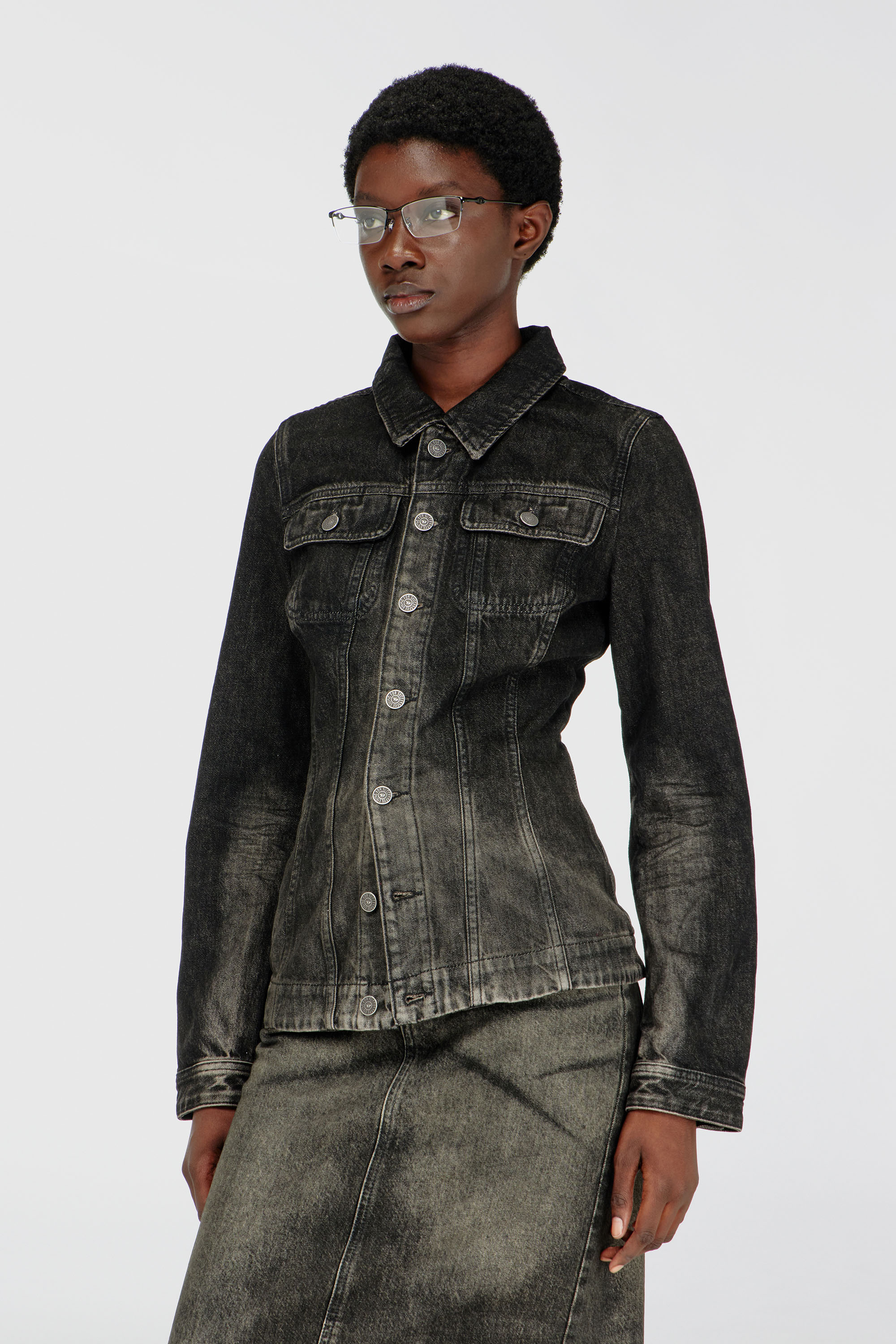 Diesel - DE-KATERIN-FSJ, Female's Fitted trucker jacket in dirty-effect denim in ブラック/ダークグレー - 3