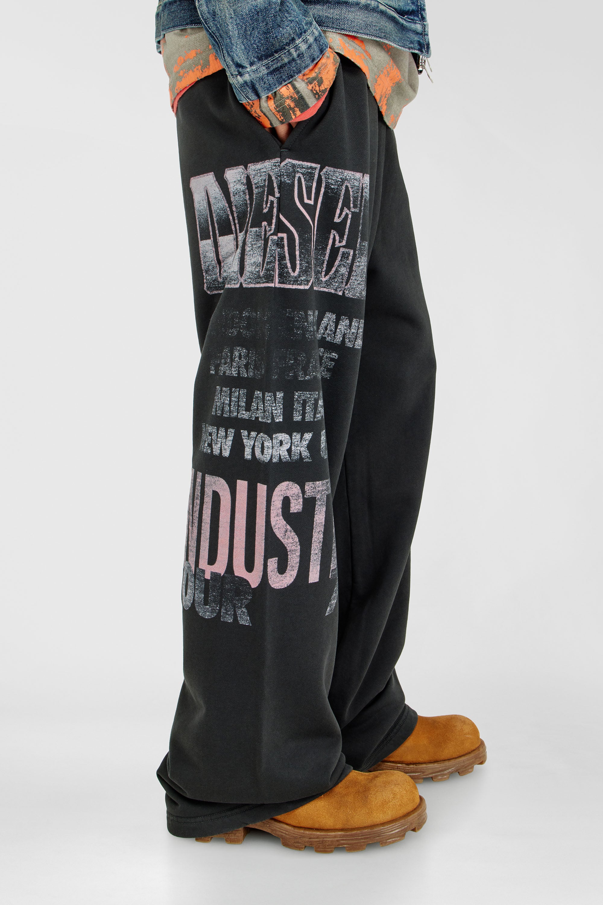 Diesel - P-ILL, Male's Sweatpants with concert graphics in ブラック - 5