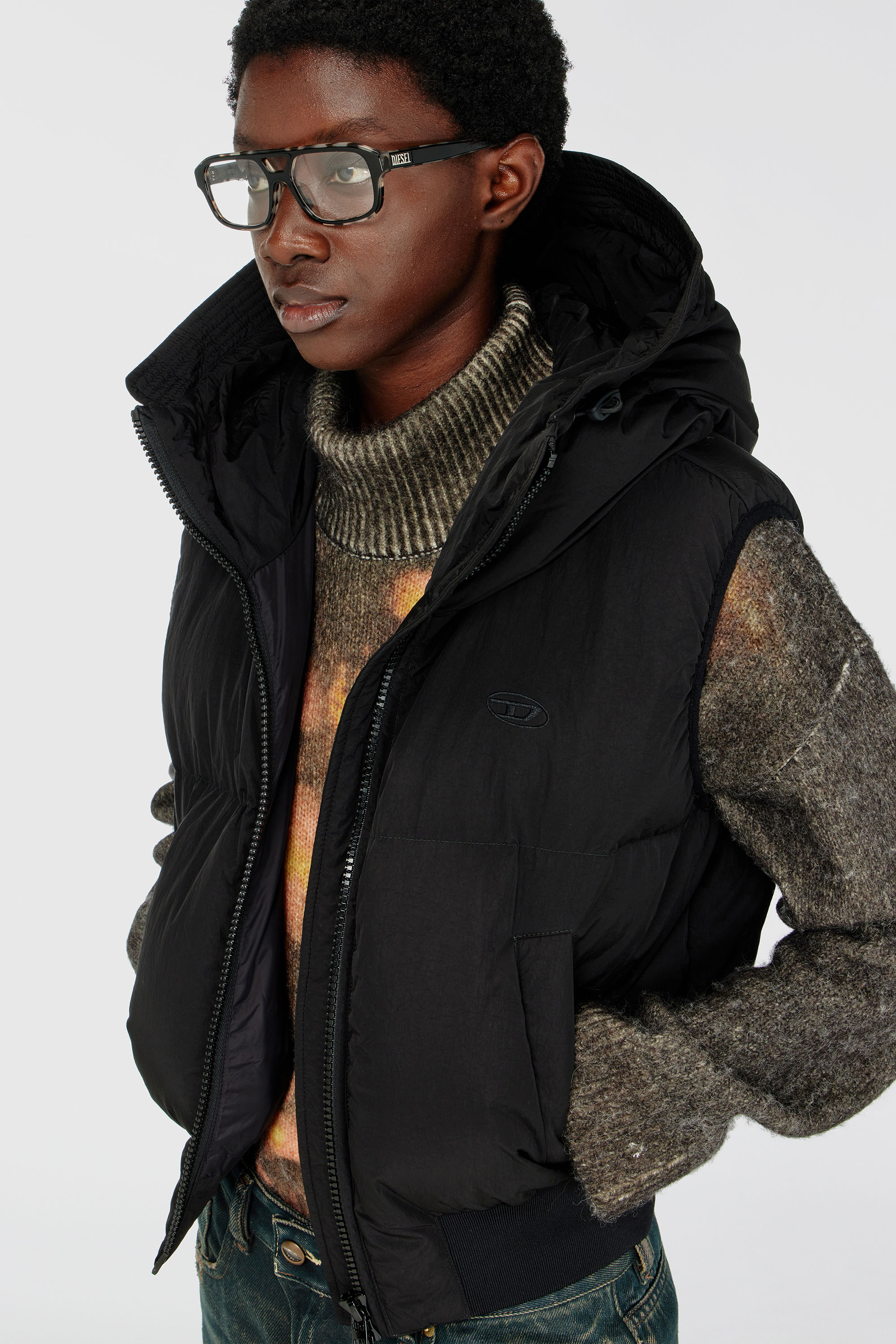 Diesel - W-PEYT-SSL-NEW-P1, Female's Hooded down vest in crinkled nylon in ブラック - 4