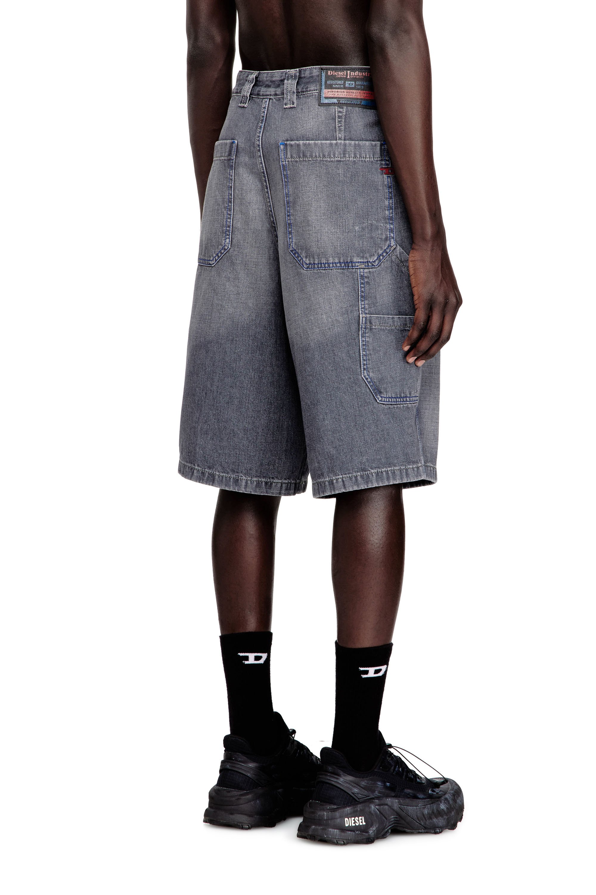 Diesel - D-LIVERY-W-SHORT, Male's デニムショートパンツ in グレー - 3