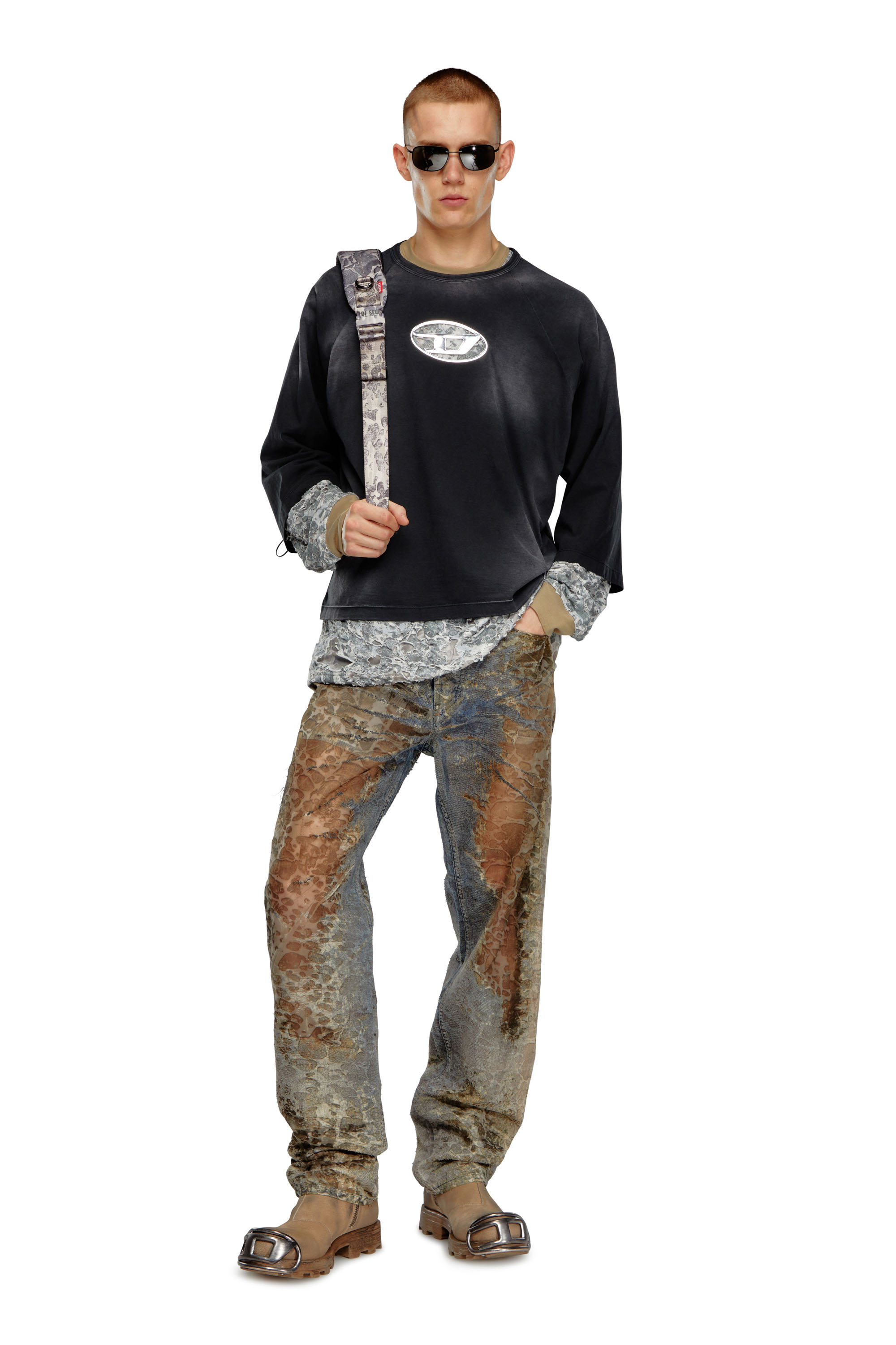 Diesel - T-CROXT, Male's Faded T-shirt with puffy Oval D in ブラック - 2