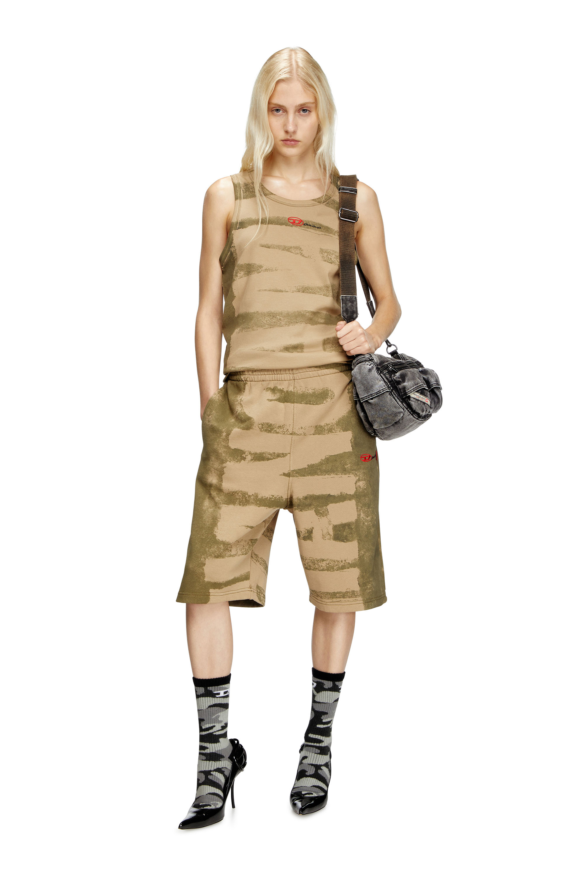 Diesel - P-MARSHY-BLEEDING-DD, Unisex's Sweat shorts with Damiano print in グリーン - 6